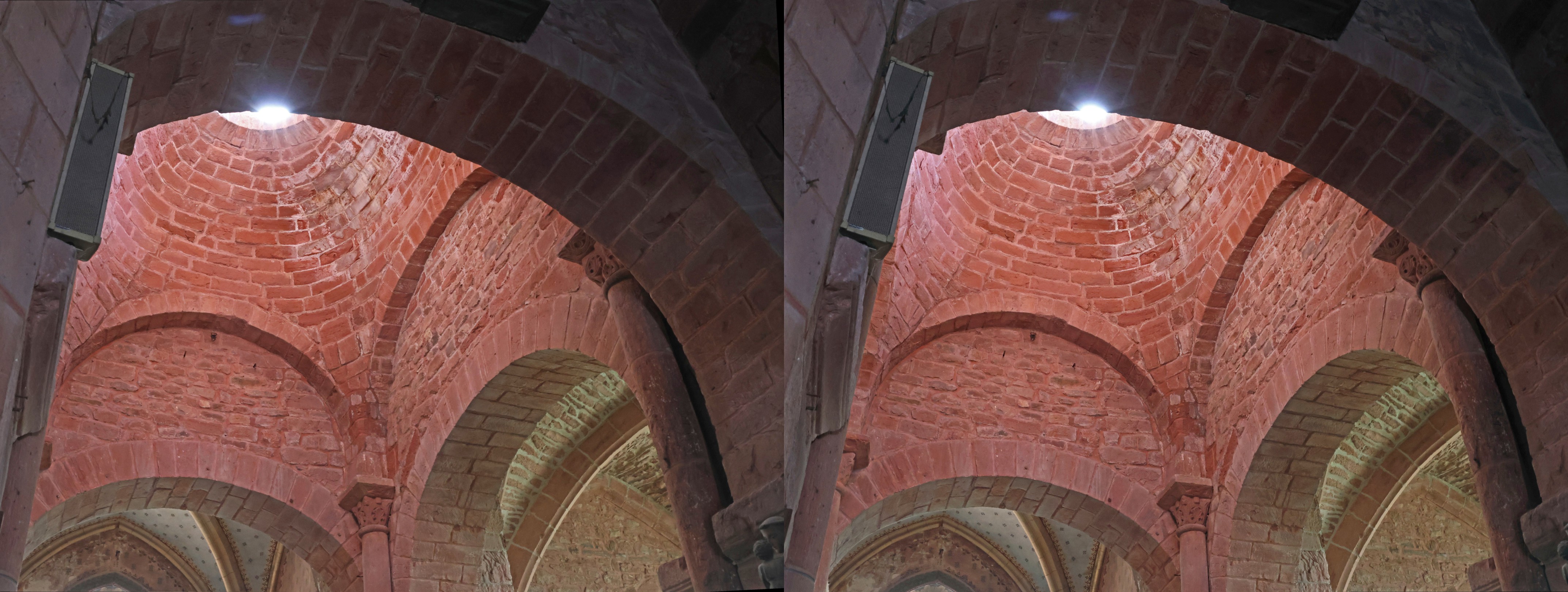 dessous le clocher de l'église Saint-Pierre