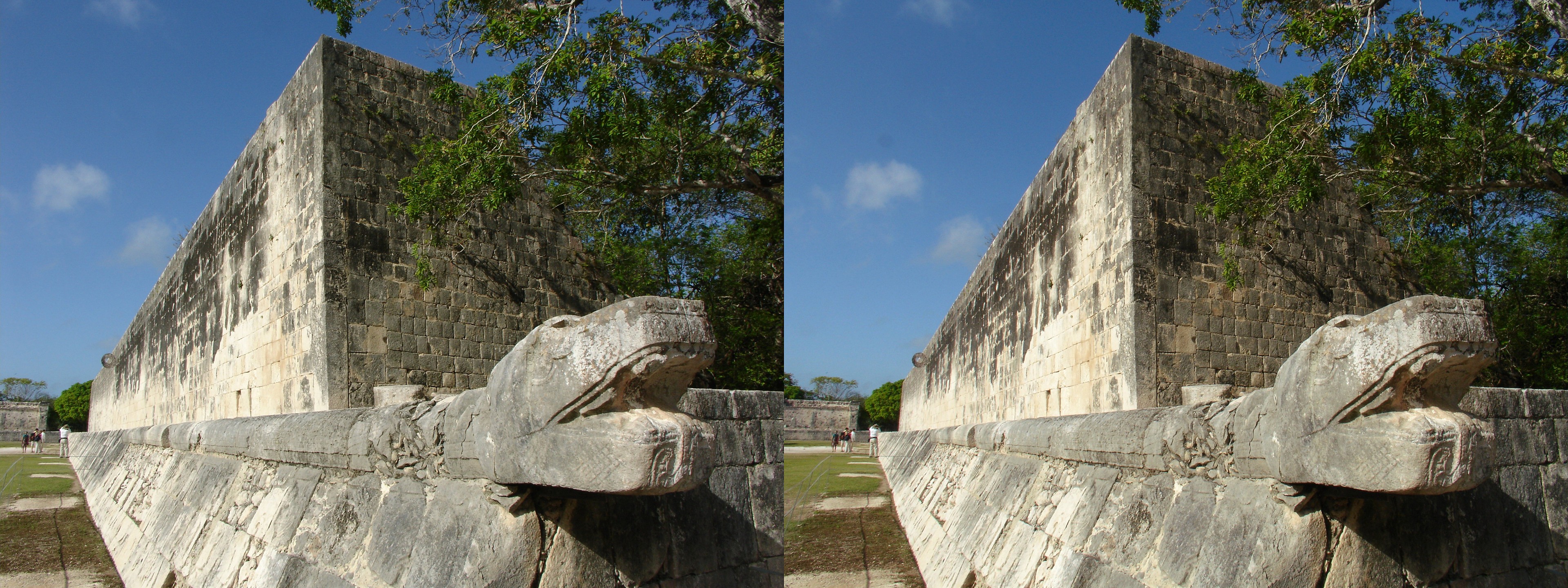 Décoration en tête de serpent sur le terrain de jeu de balle maya