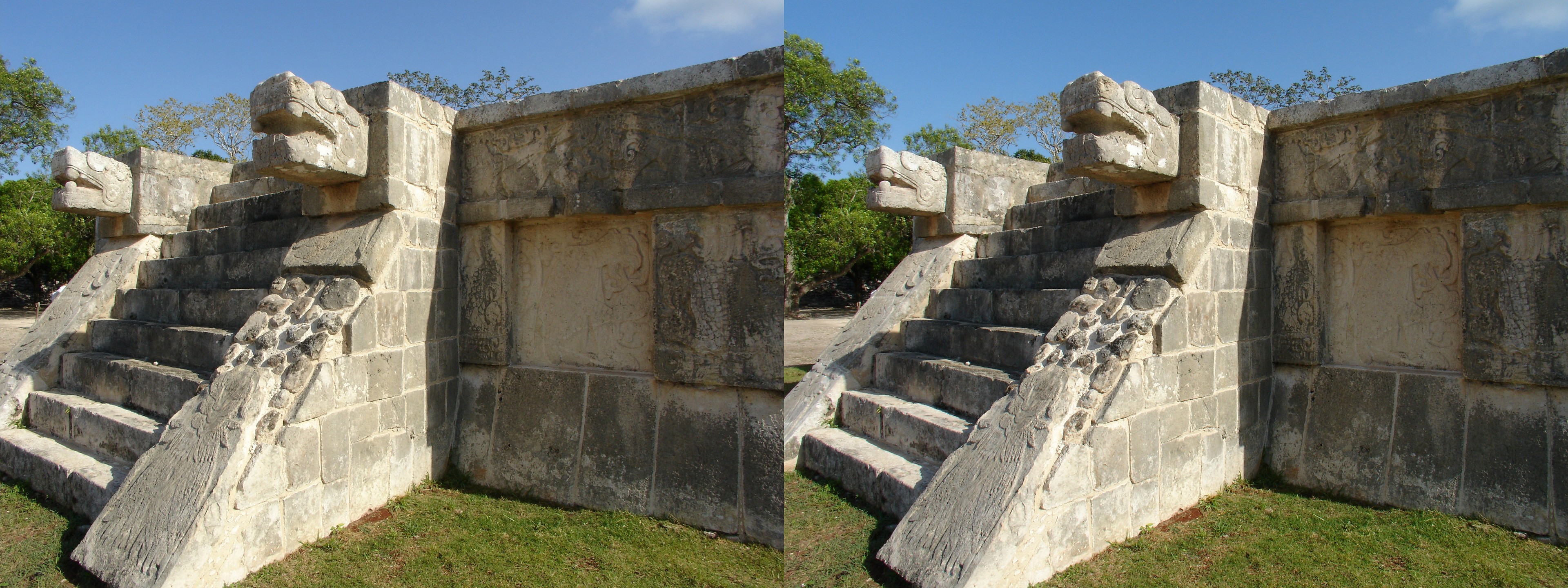 Escalier avec têtes de serpent