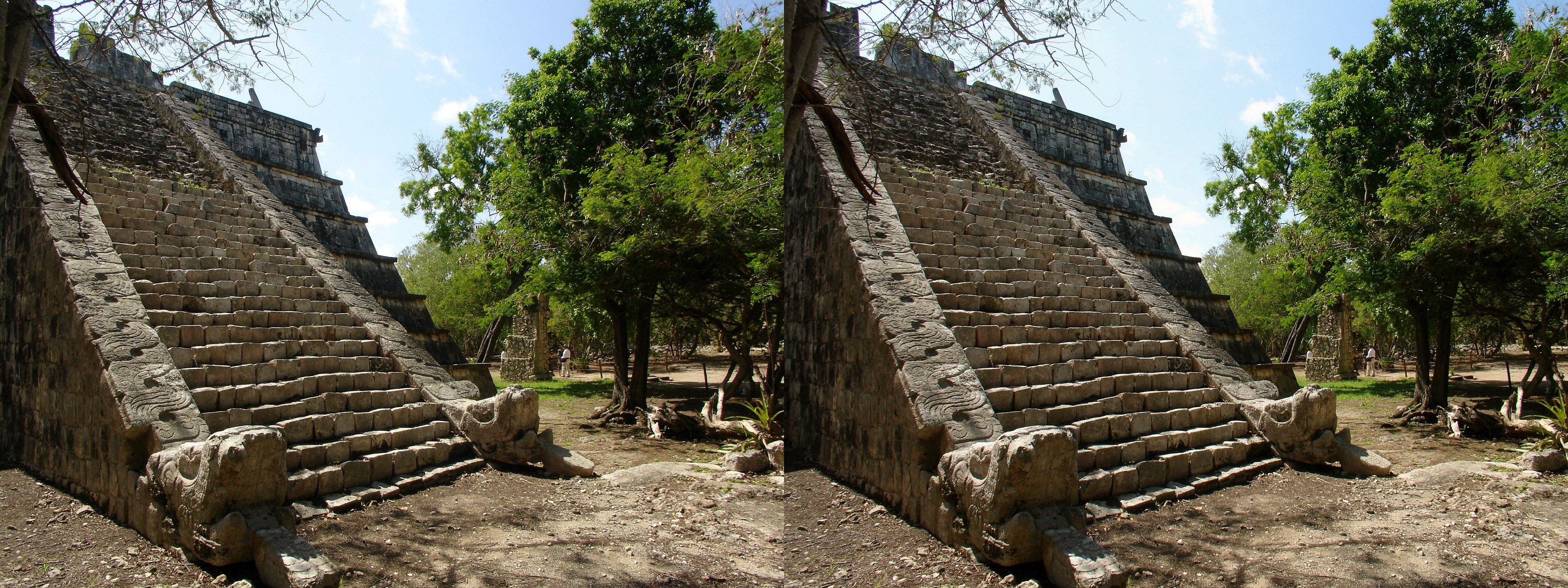 Grand escalier avec têtes de serpent