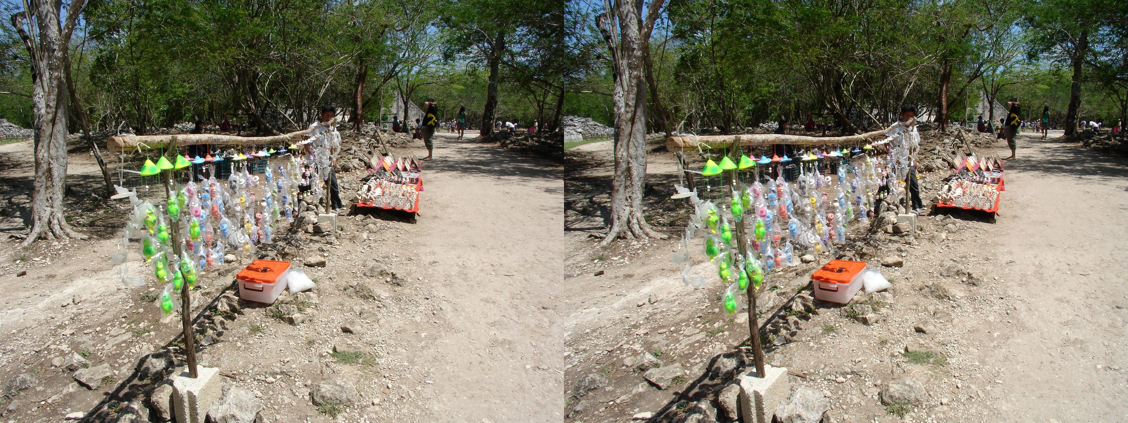 Vendeurs de souvenirs à l'entrée du site