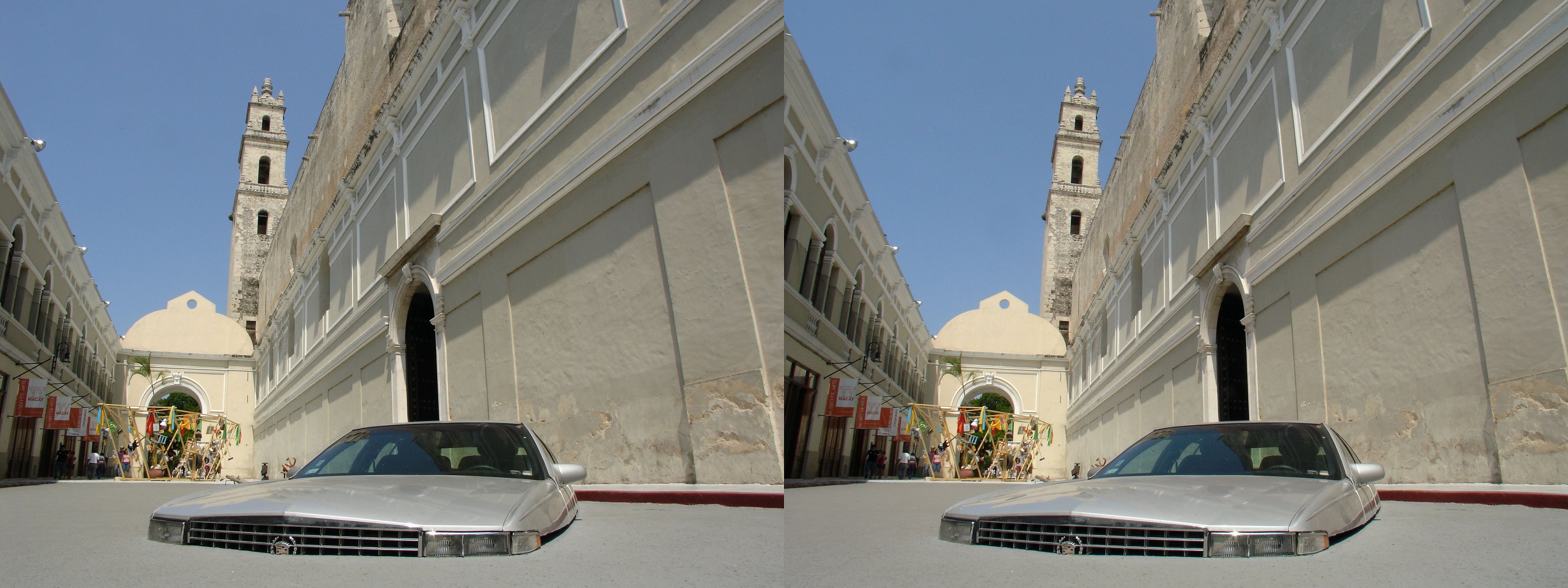 Voiture semi-enterrée, uvre d'art moderne en bordure de la cathédrale