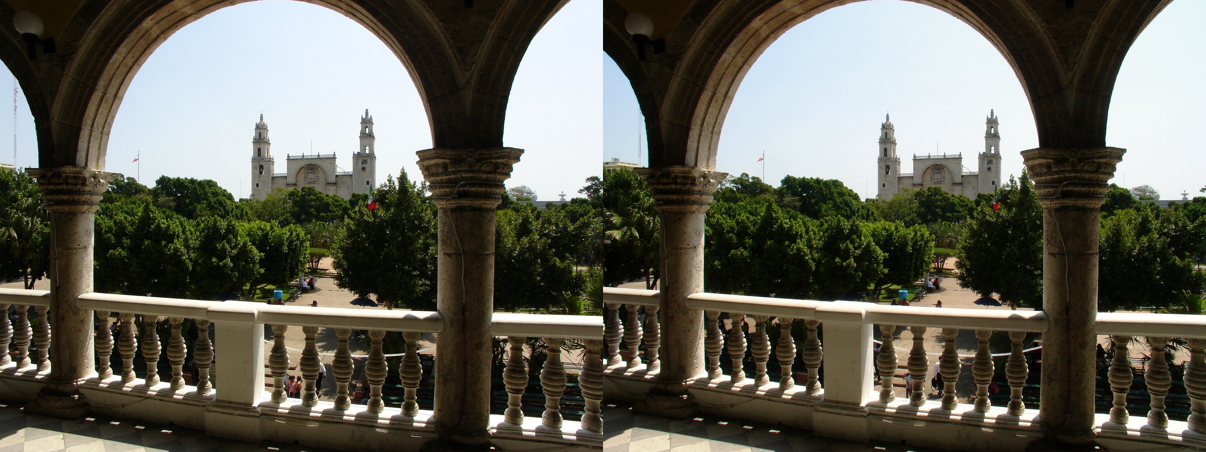 Vue depuis la galerie de la mairie sur la place et la cathédrale San Ildefonso