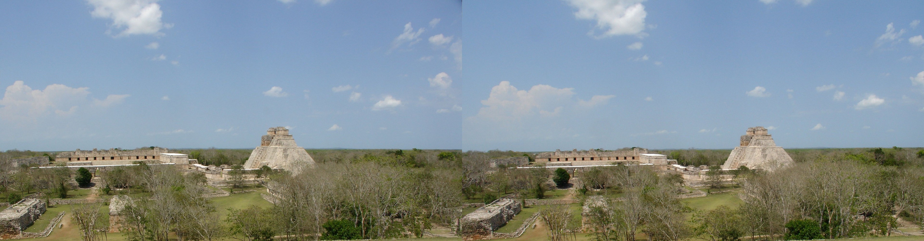 Vue du site et la pyramide du Devin depuis le Palais du Gouverneur