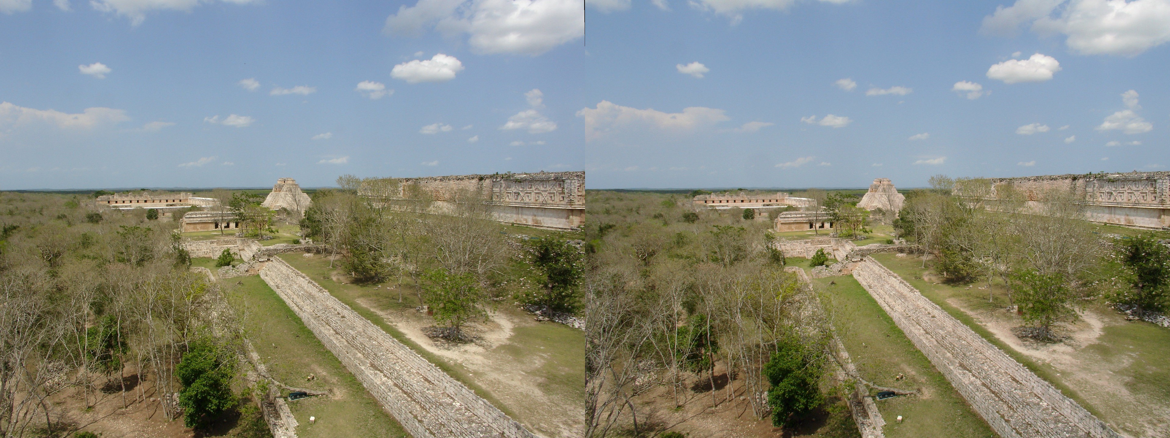 Vue du site et la pyramide du Devin depuis le Palais du Gouverneur