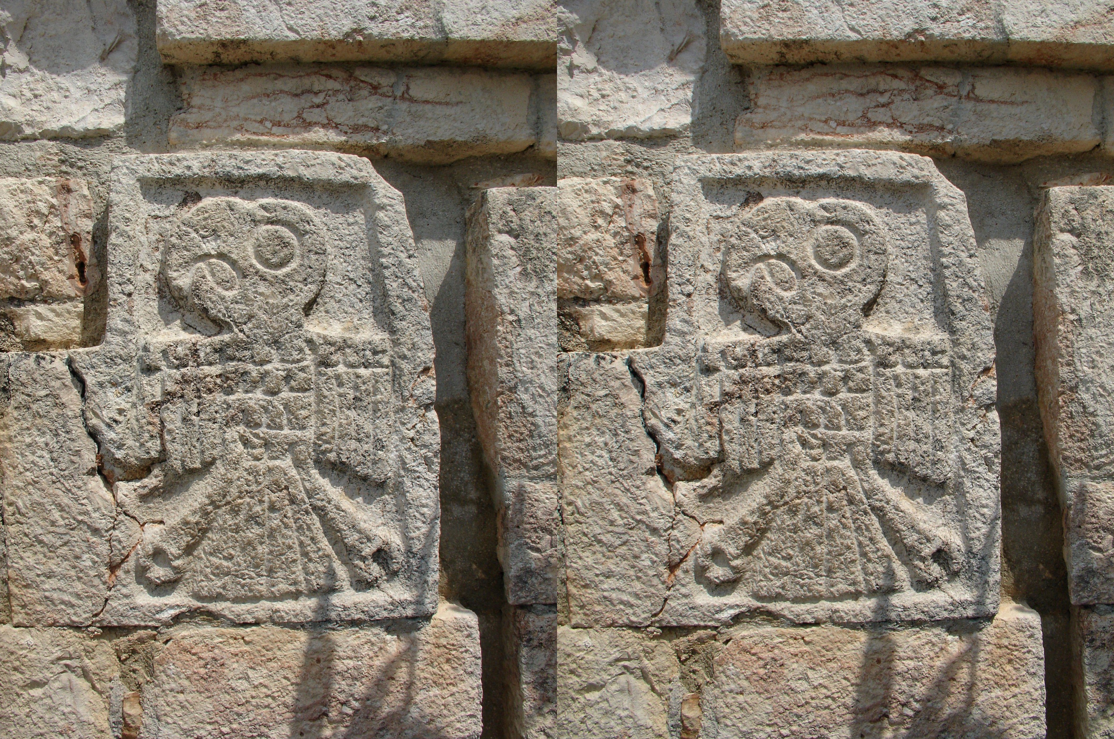 Aigle sculpté sur un mur