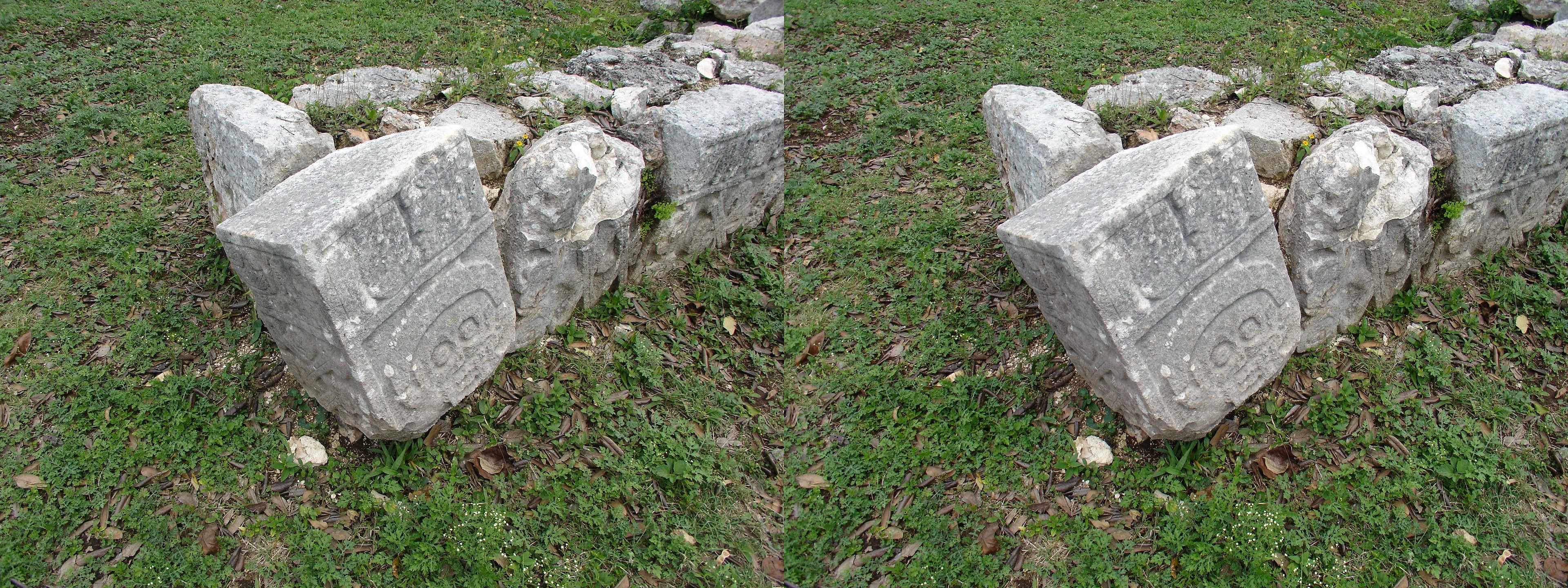 Blocs sculptés au sol