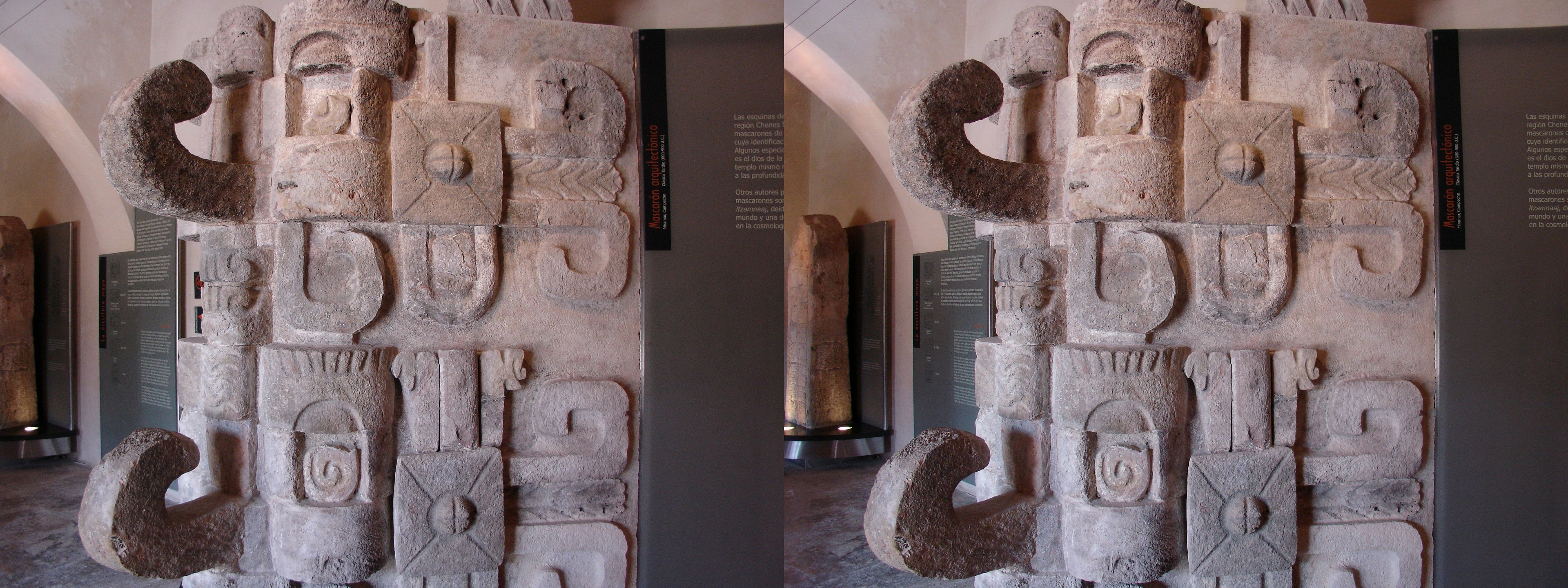 Dans le musée de l'Architecture Mayas, mur sculpté
