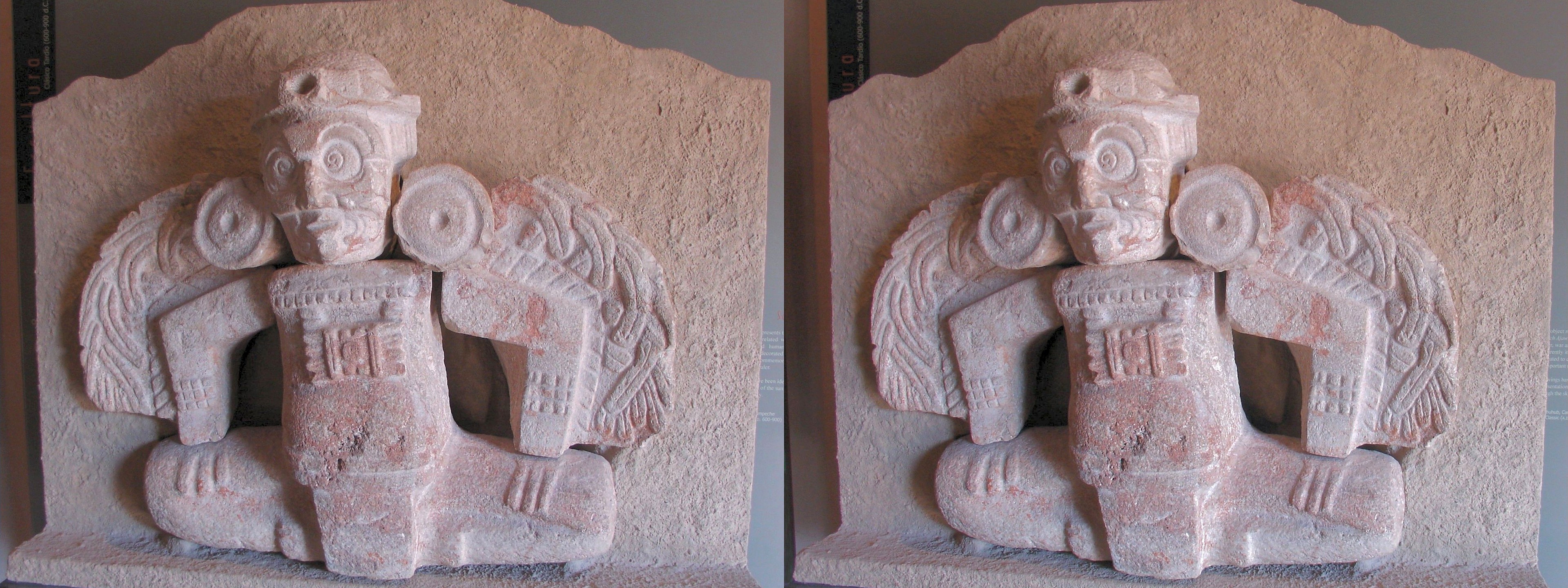 Dans le musée des stèles mayas, sculpture de guerrier