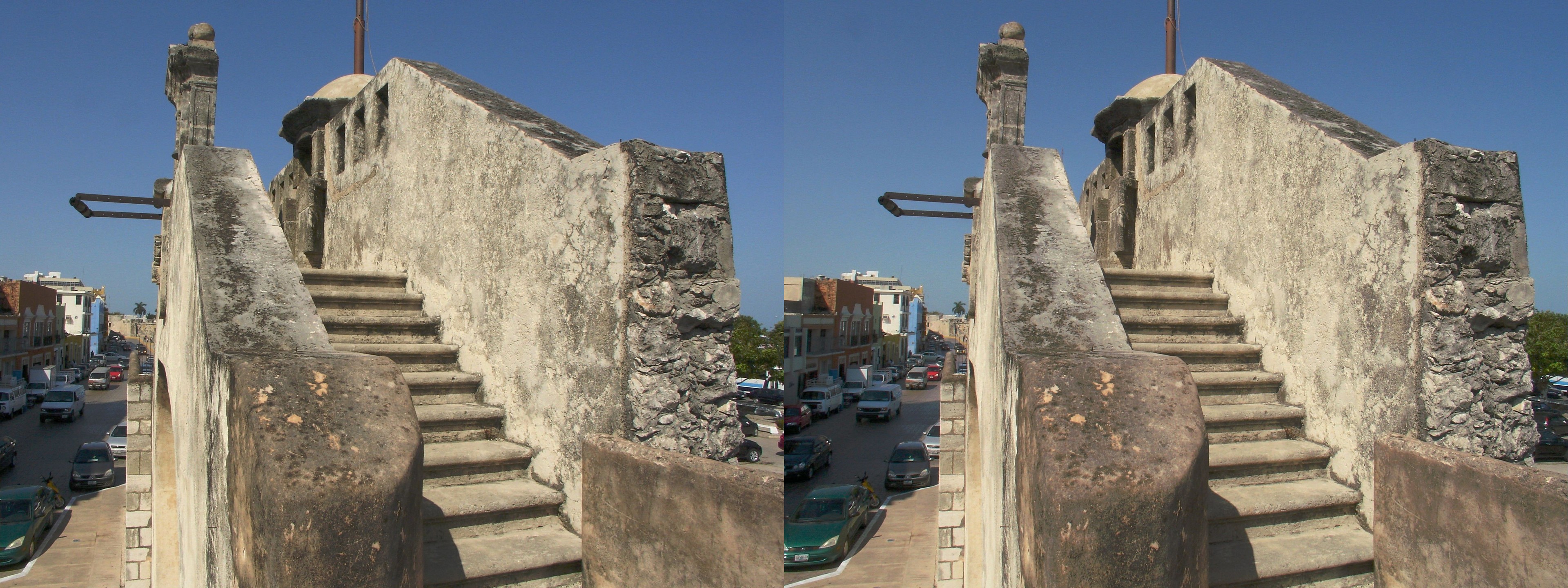 Escalier d'accès aux remparts de l'époque coloniale.