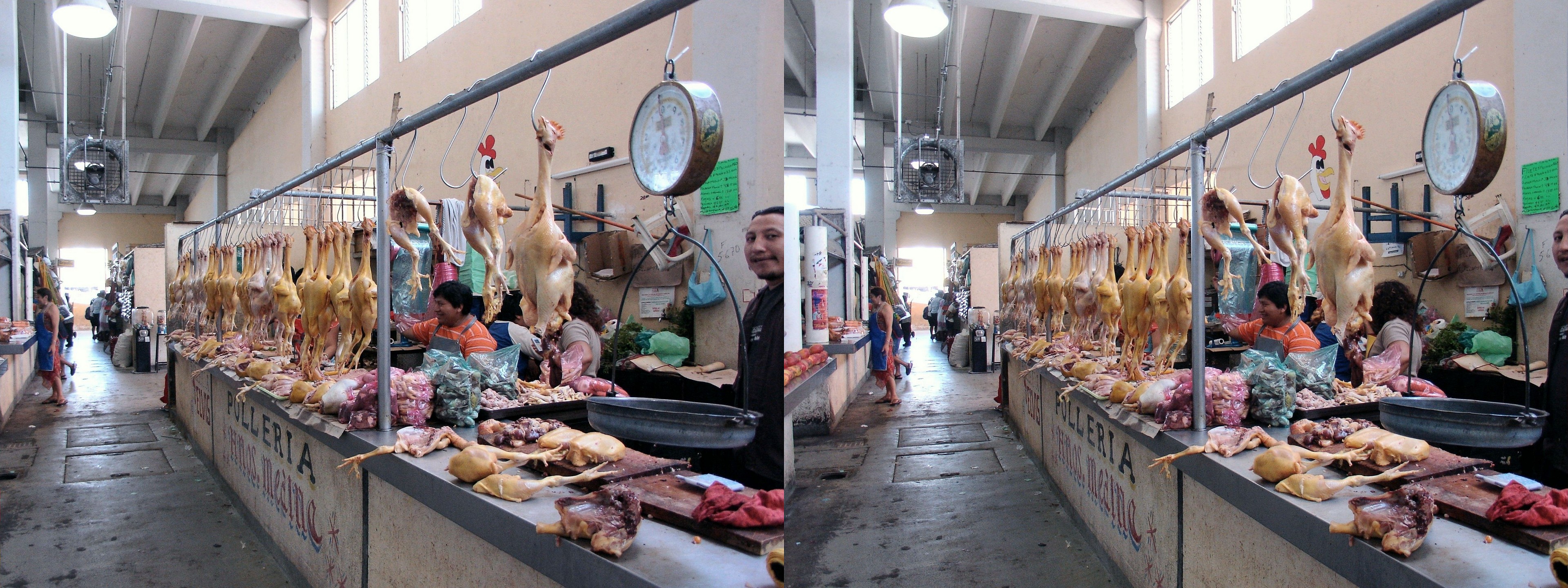 Vendeur de volailles dans le marché.
