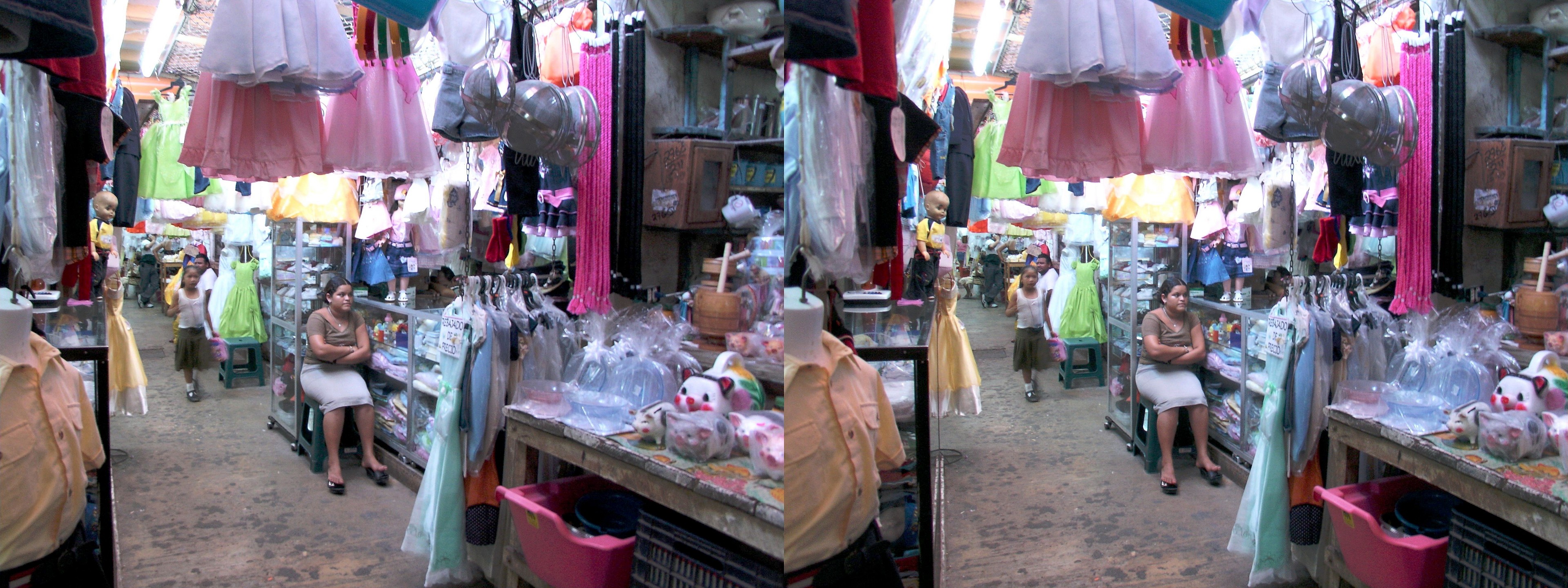 Le quartier des vendeurs de vêtements dans le marché.