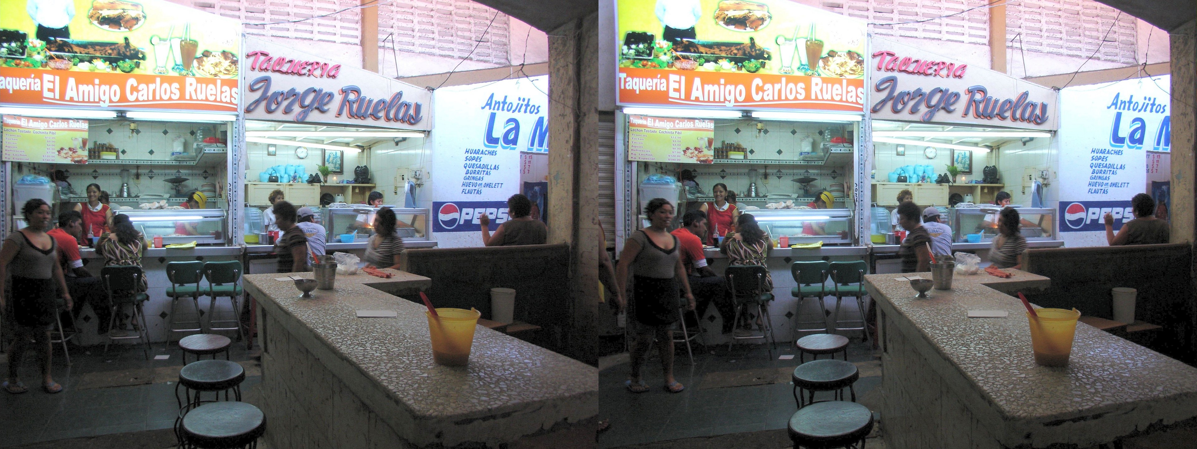 Dans un marché méxicain, il y a toujours un quartier des petits restaurants.