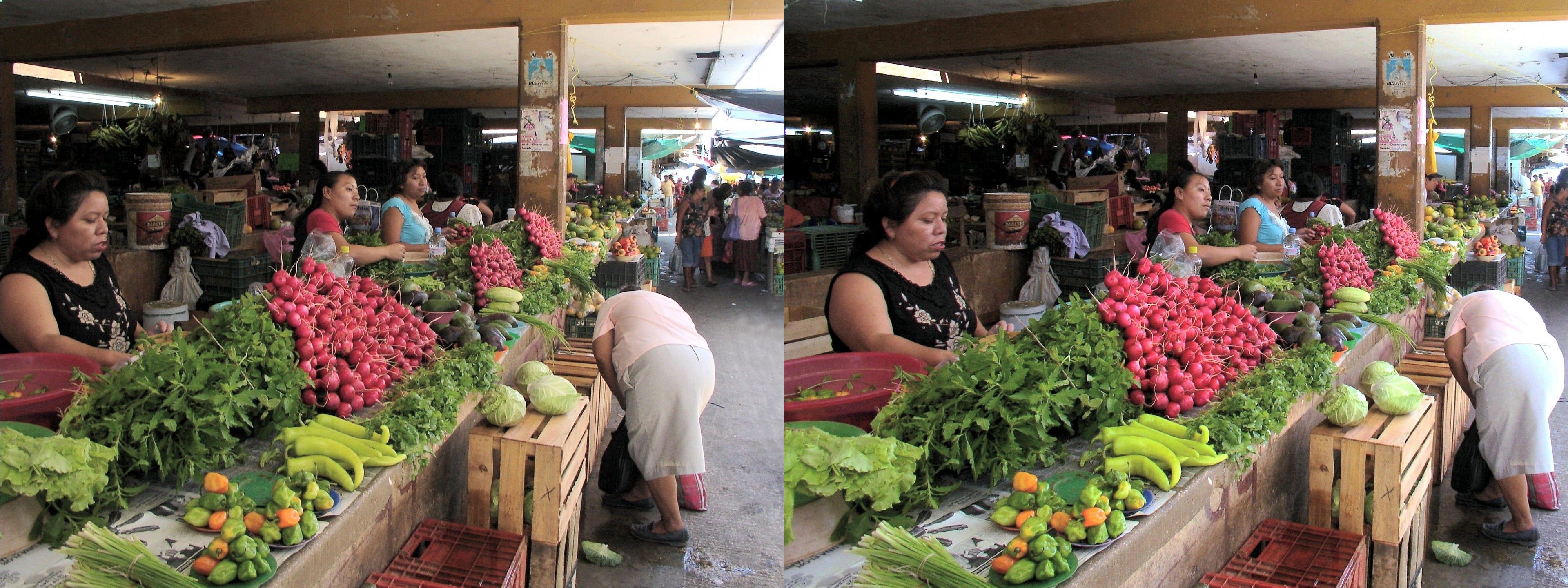 Vendeurs de fruits et légumes au marché.
