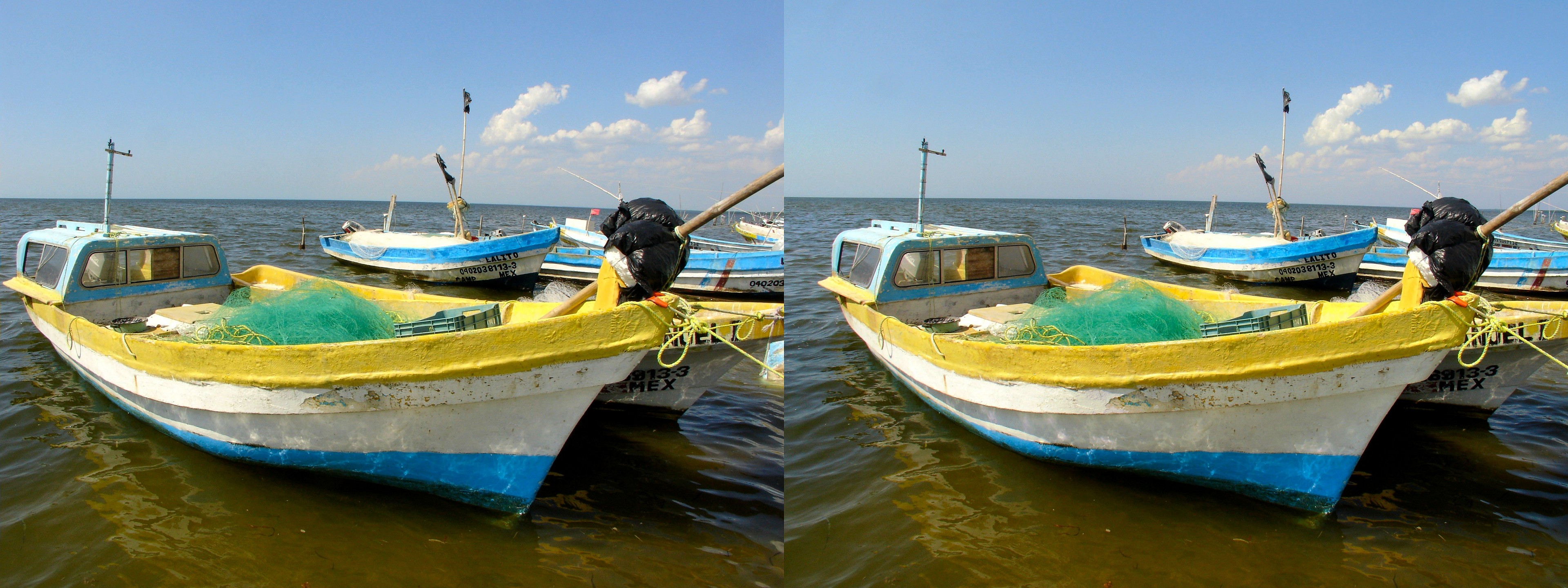 Barques de pêcheurs en bord de mer.