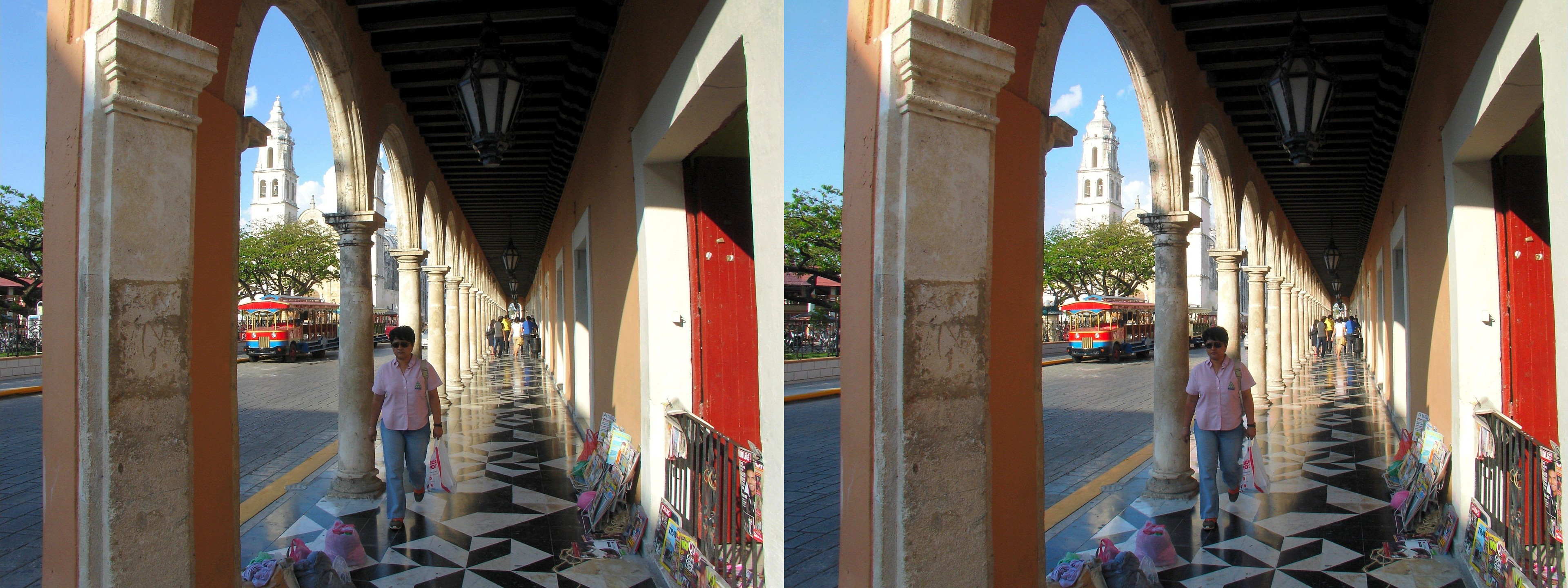 Sous les arcades du Zocalo.