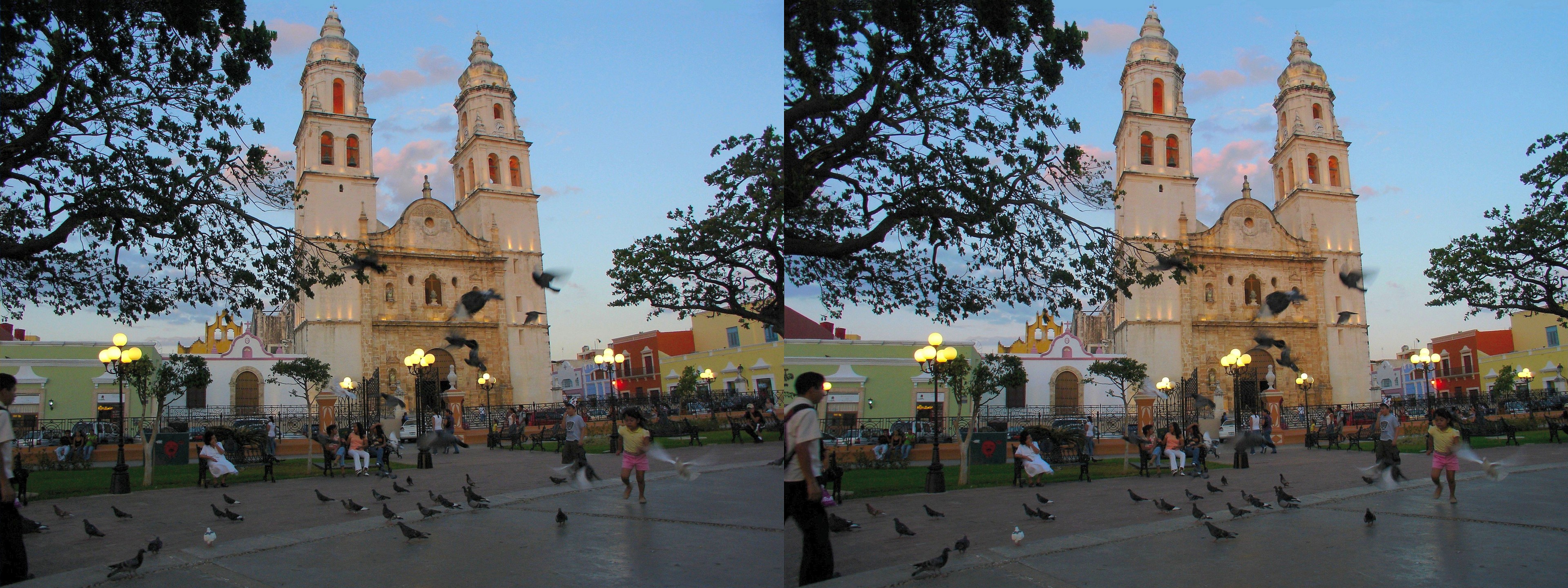 La cathédrale Nuestra Señora de la Purisima Concepciónau coucher du soleil, envol de pigeons.