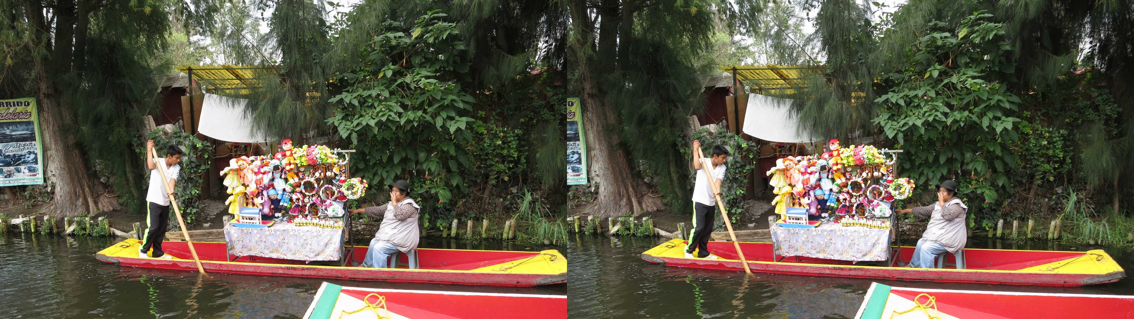 Xochimilco, vendeurs de souvenirs sur une trajinera (barque à fond plat)