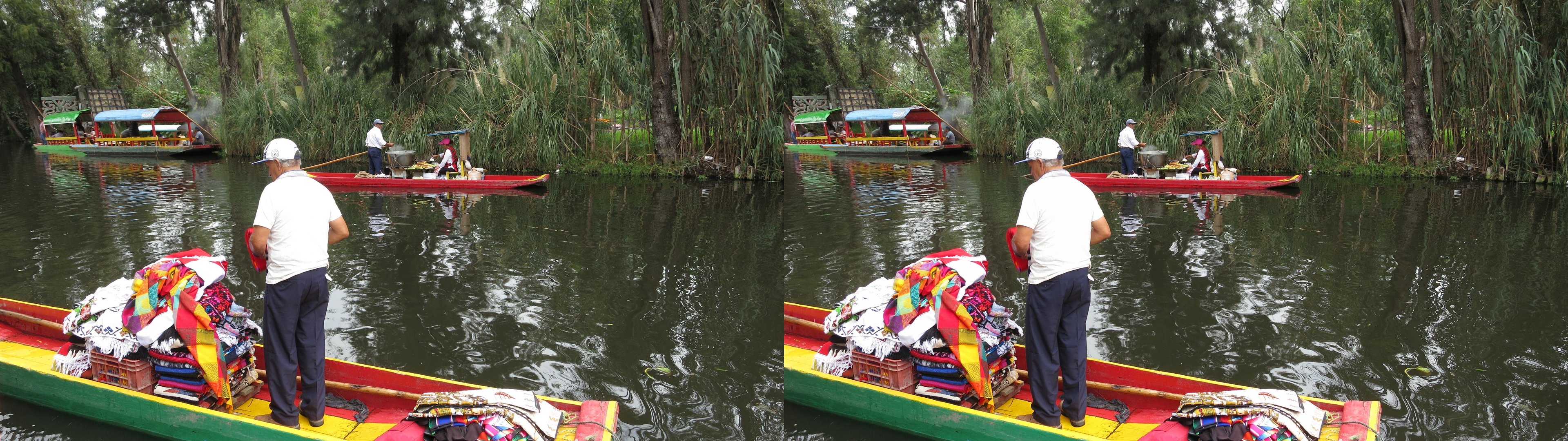Xochimilco, vendeur de vêtements sur une trajinera