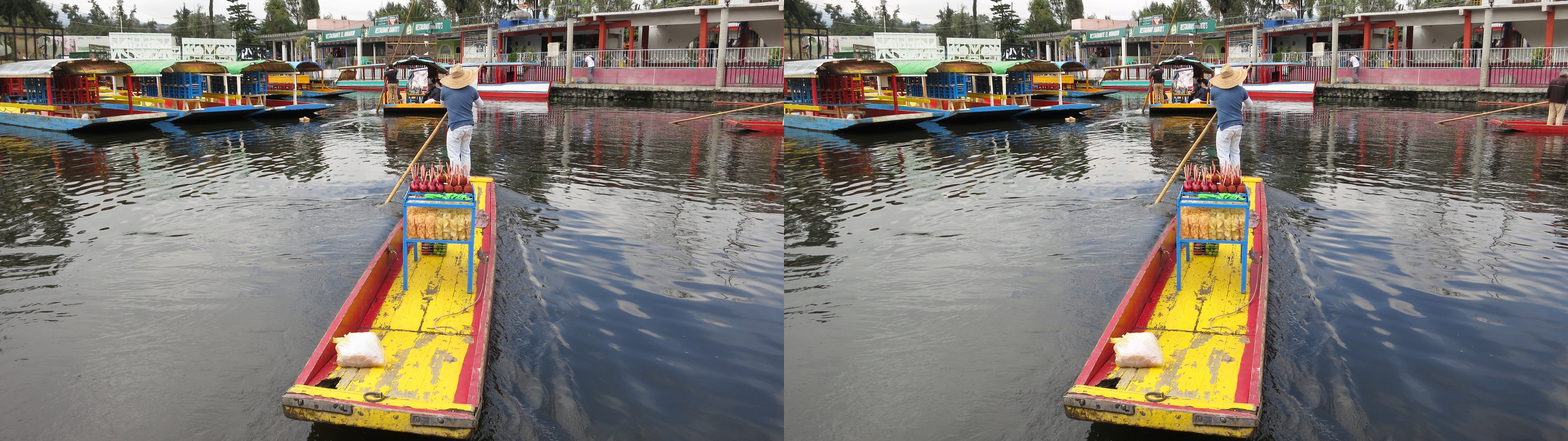Xochimilco, vendeur de nourriture sur une trajinera