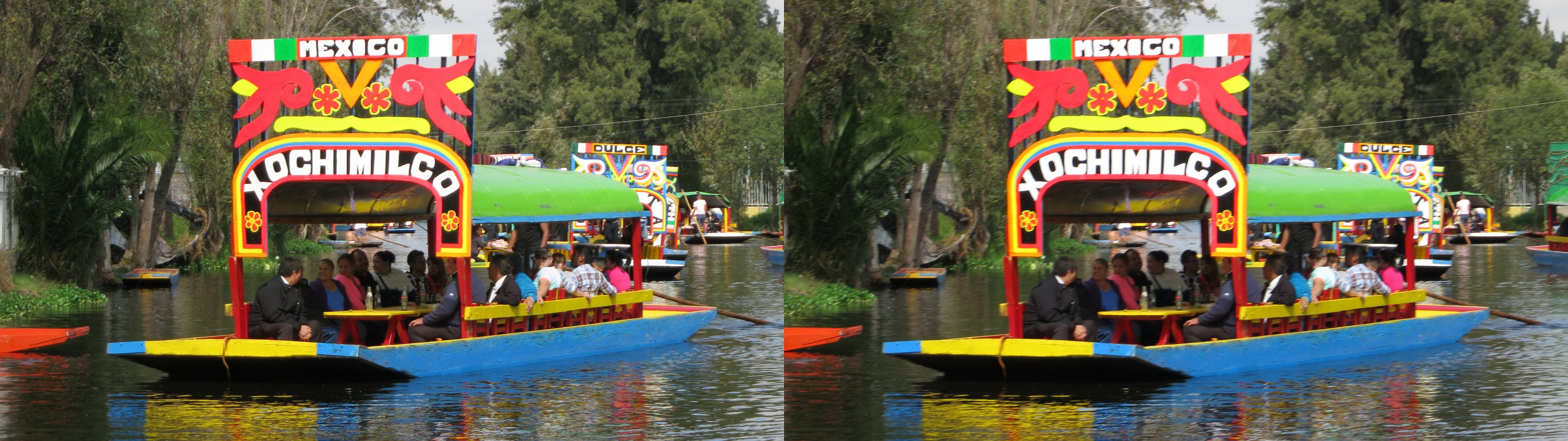 Xochimilco, toute une famille sur une trajinera