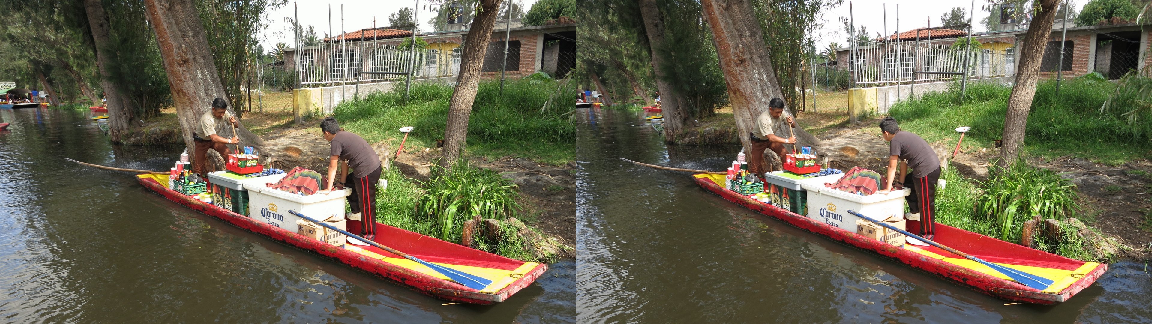 Xochimilco, vendeurs de boissons sur une trajinera
