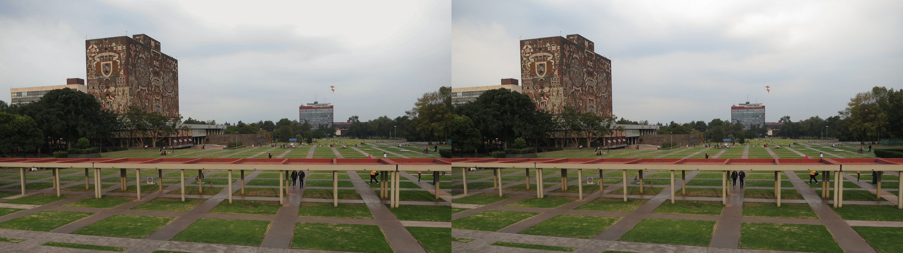 UNAM, la place devant la bibliothèque centrale