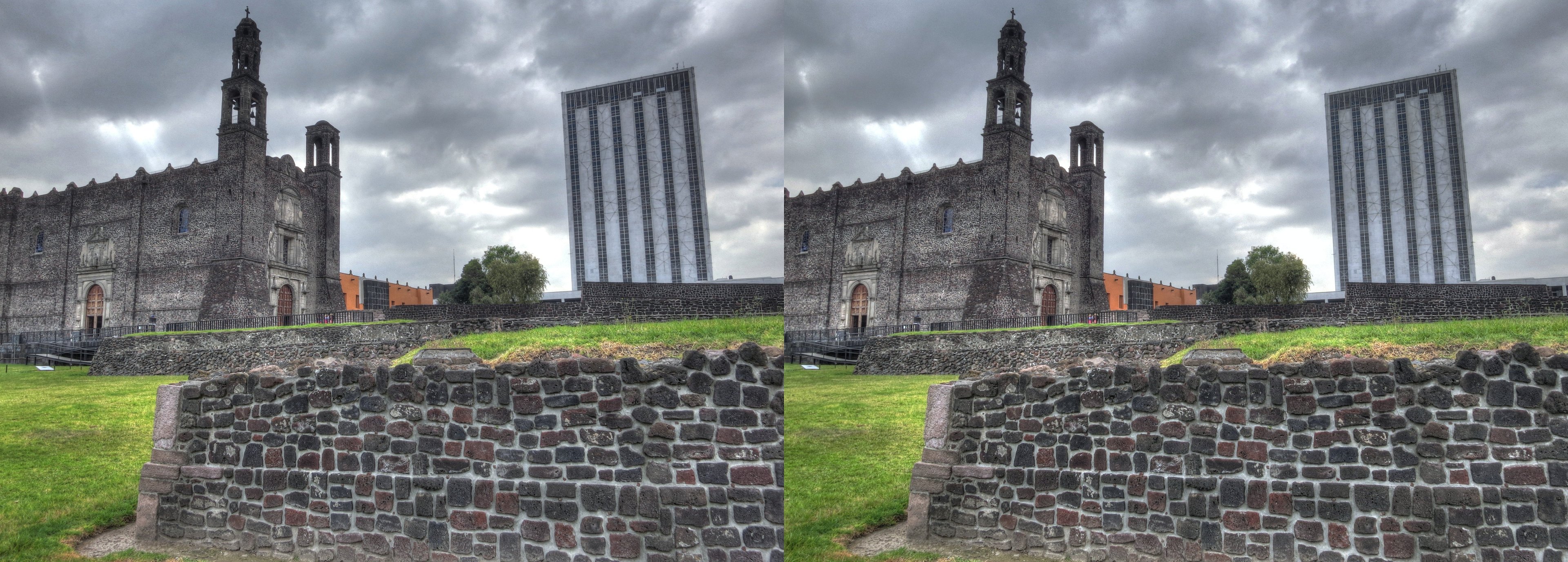 Site archéologique de Tlatelolco, le temple de Santiago et la tour du Centre Culturel Universitaire