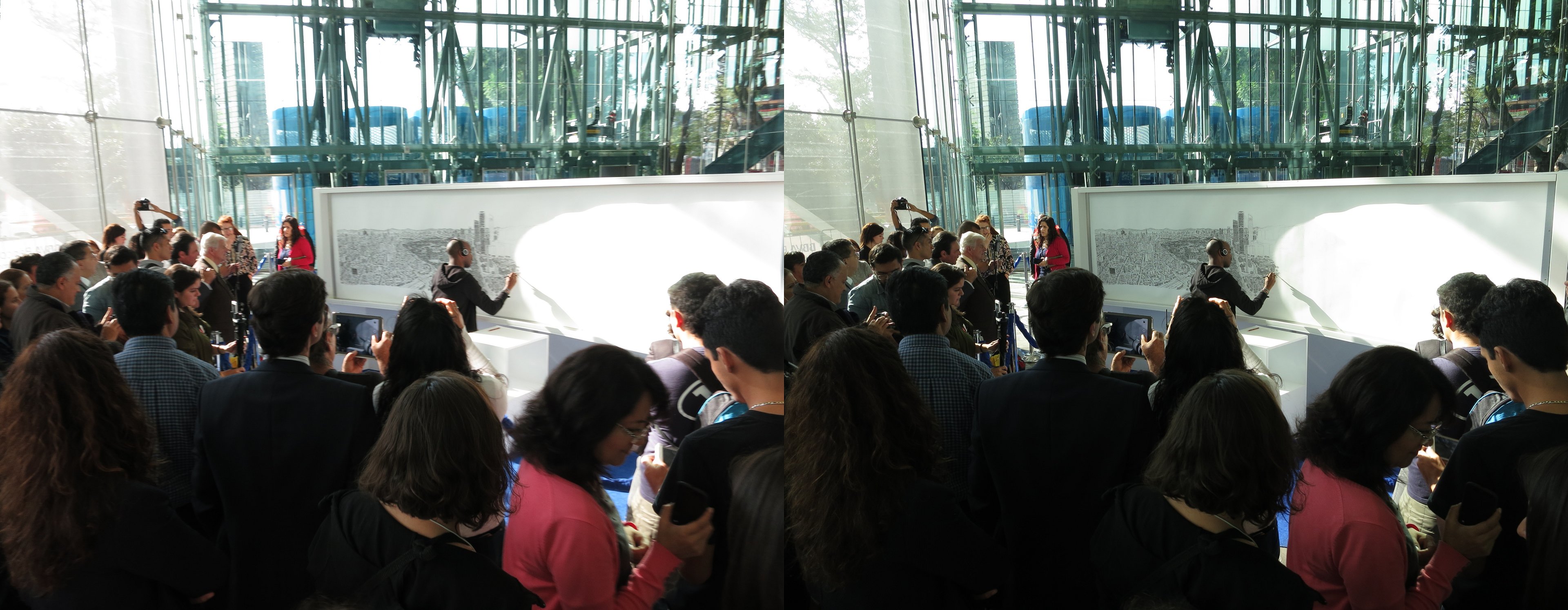 L'artiste britannique Stephen Wiltshire en train de dessiner de mémoire le panorama de la ville de Mexico.