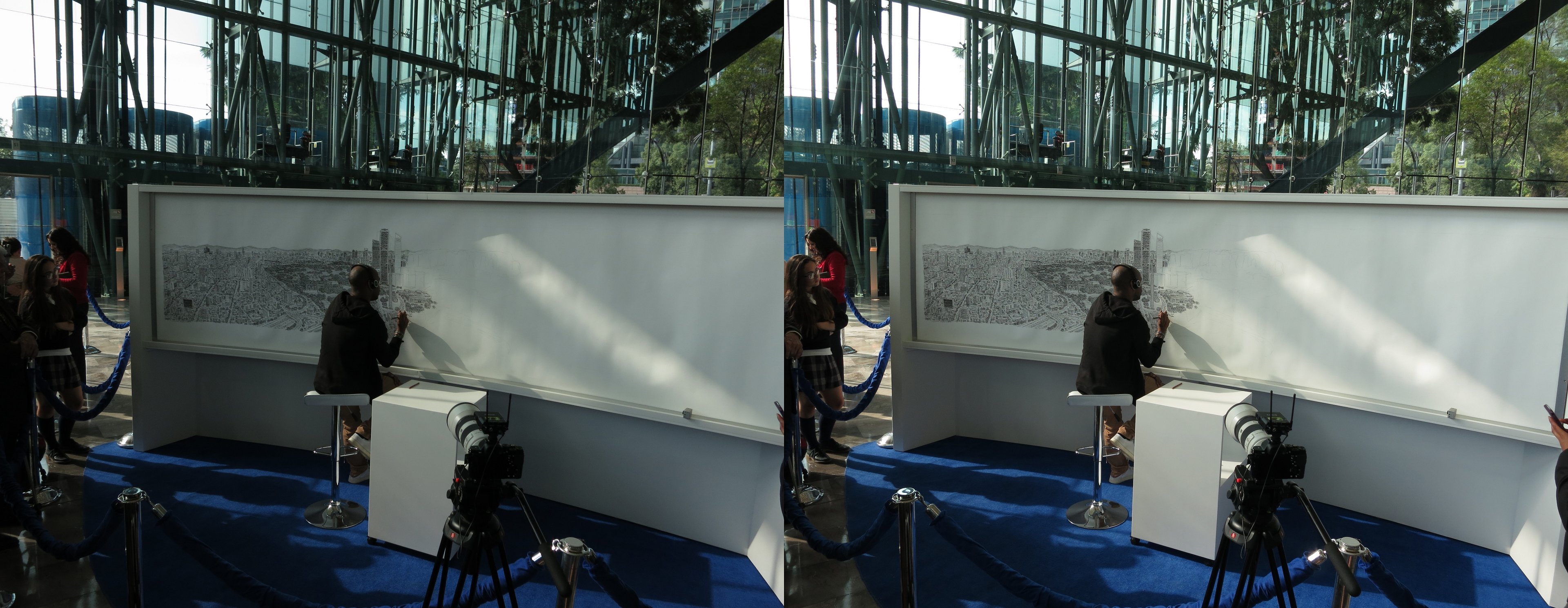 L'artiste britannique Stephen Wiltshire en train de dessiner de mémoire le panorama de la ville de Mexico.