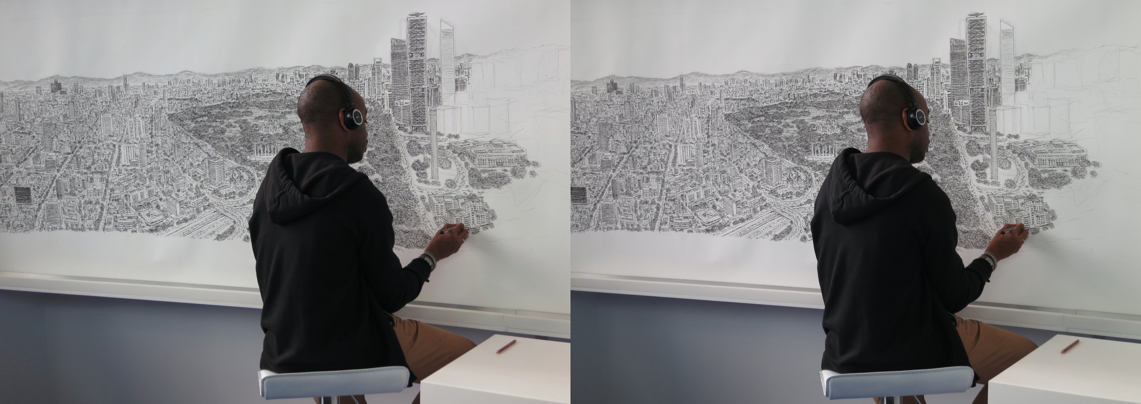 L'artiste britannique Stephen Wiltshire en train de dessiner de mémoire le panorama de la ville de Mexico.