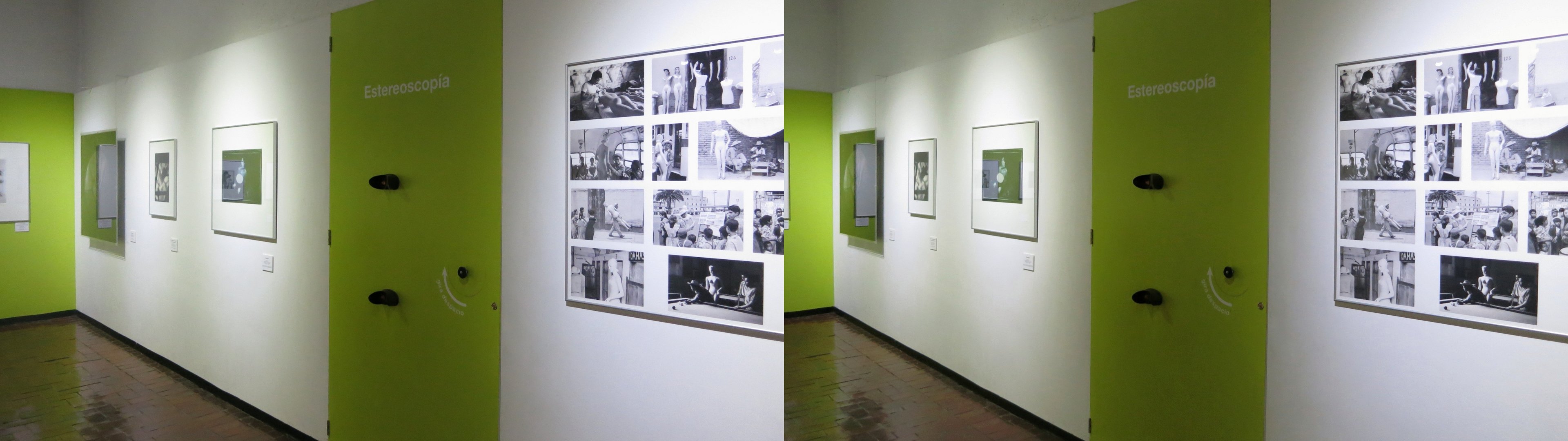 Musée de la photographie, visionneuses stéréo dans une porte