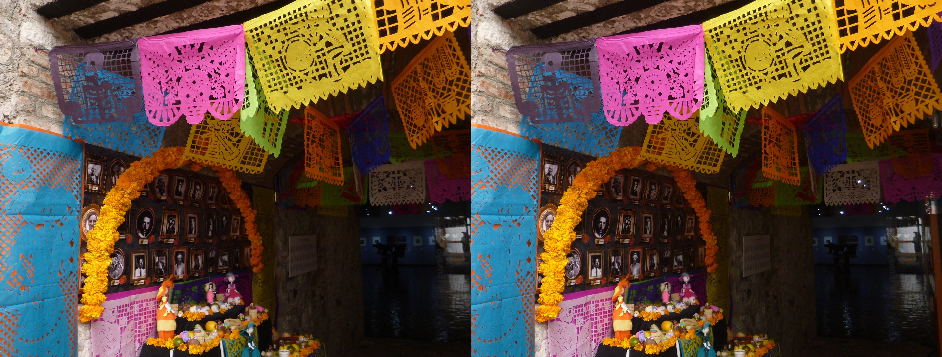 Autel du jour des morts dans le musée de la photographie, décorations de Papel picado