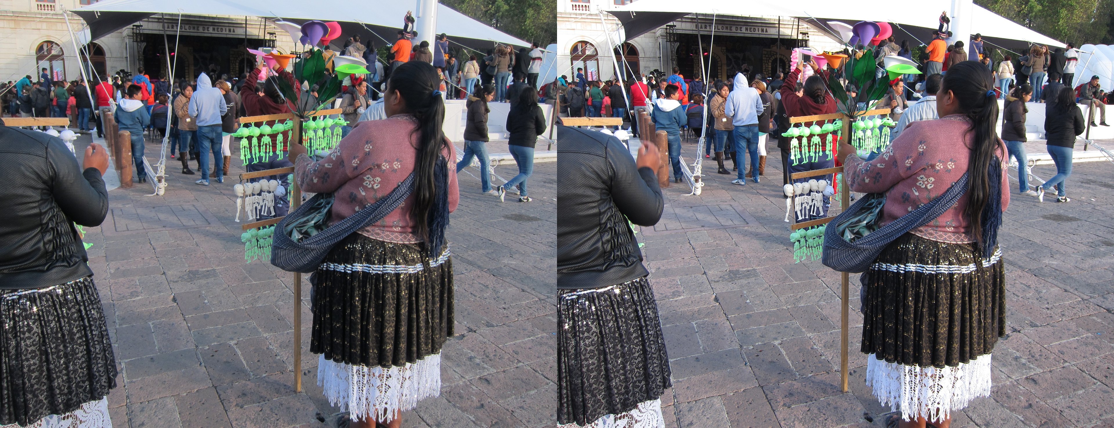 Plaza Juárez, vendeuses de petits squelettes en plastique