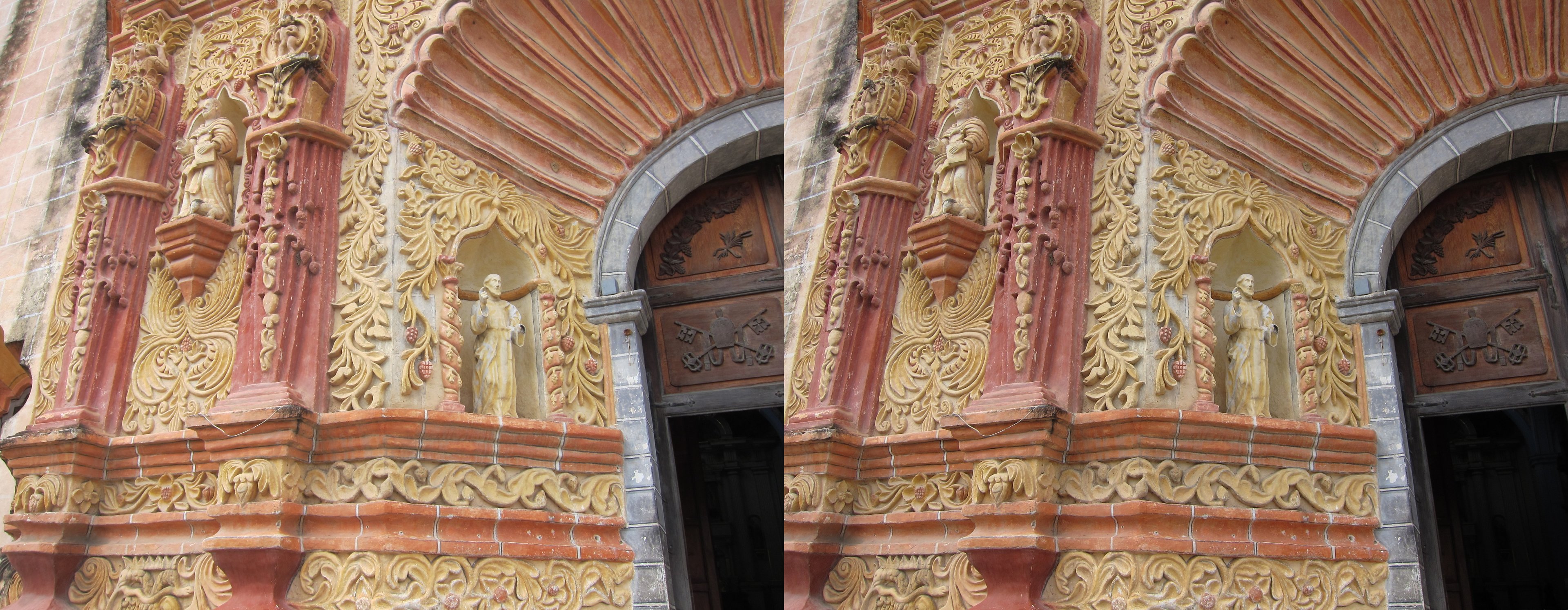 Détail des sculptures du porche de l'église