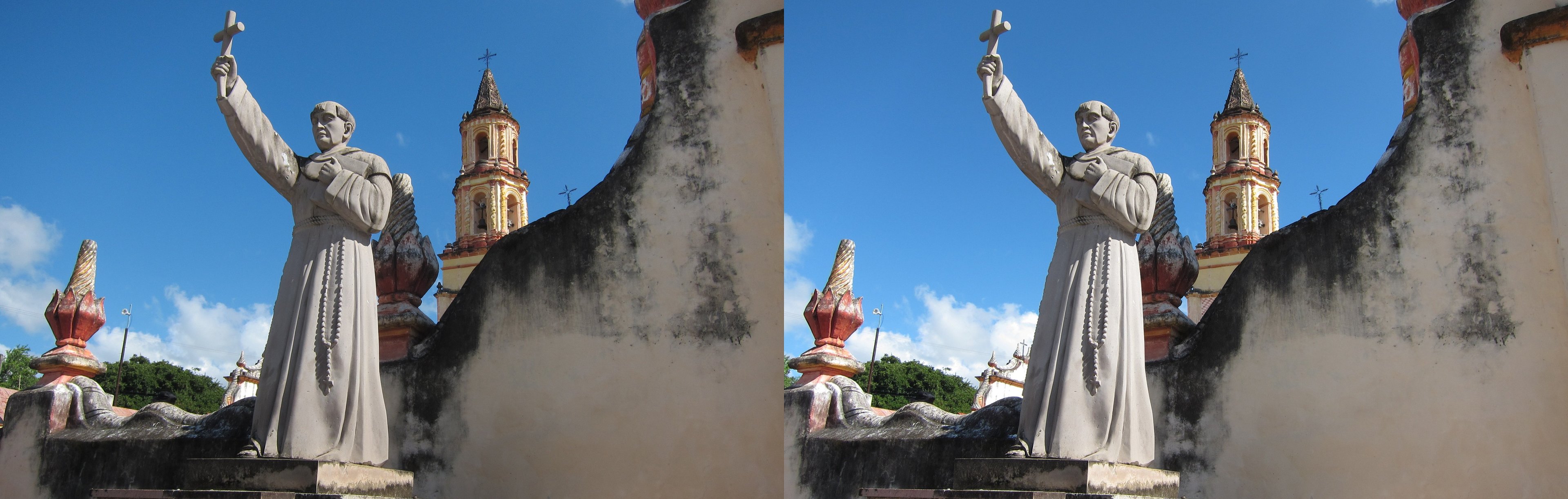Misión de Nuestra Señora de la Luz de Tancoyol, statue devant l'église
