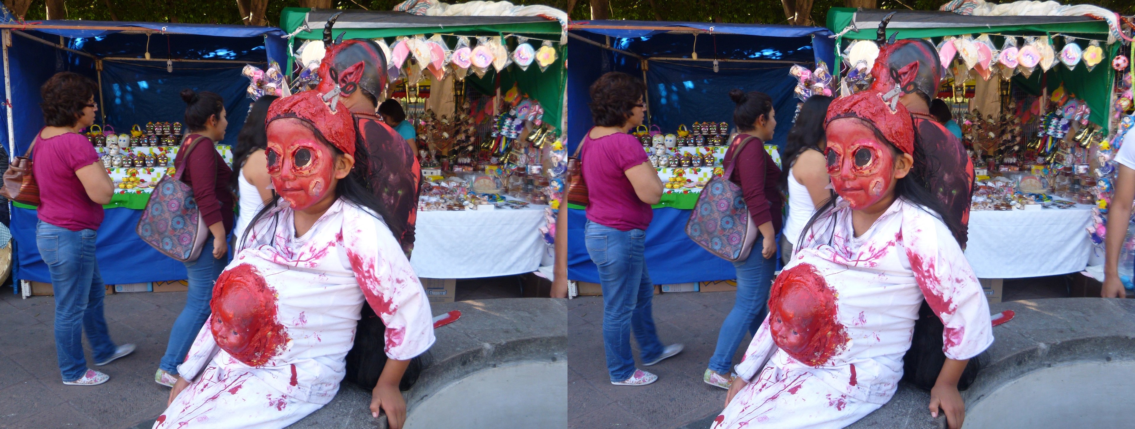 Place Jardín Guerrero, petite fille avec déguisement gore