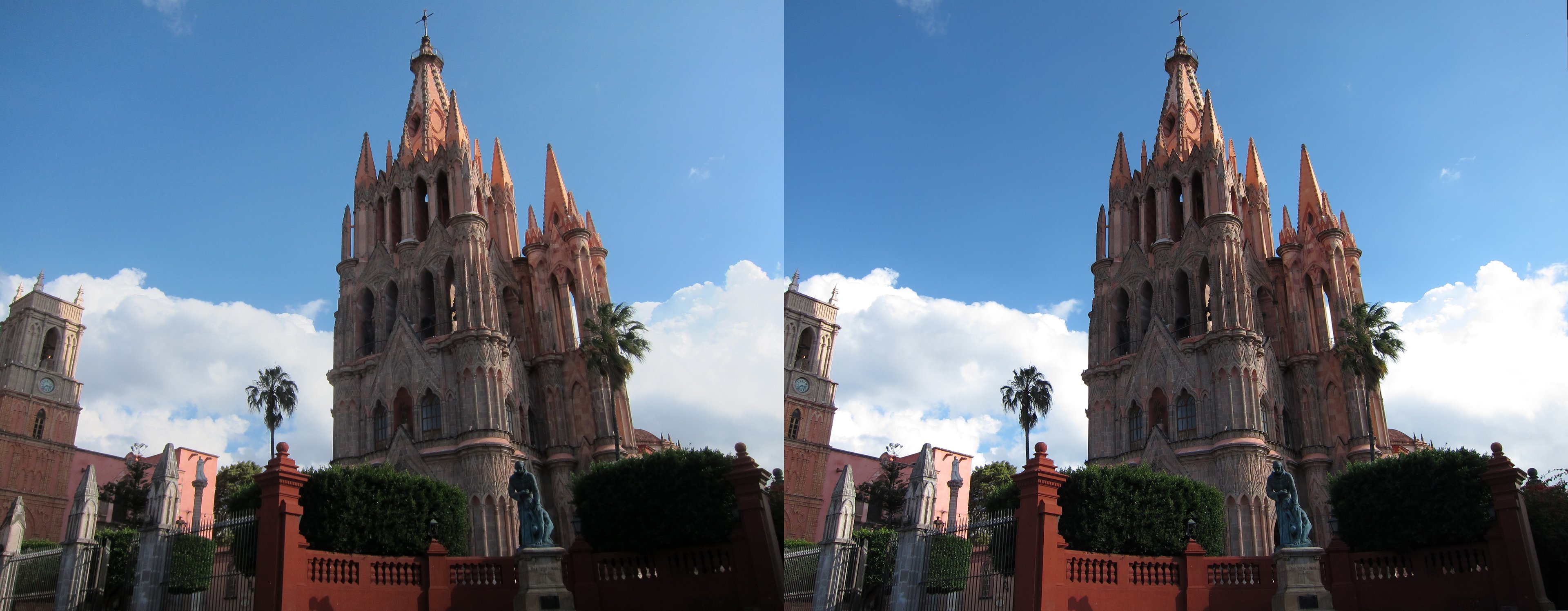 L'église Parroquia de San Miguel Arcángel depuis le coin du Jardín Allende