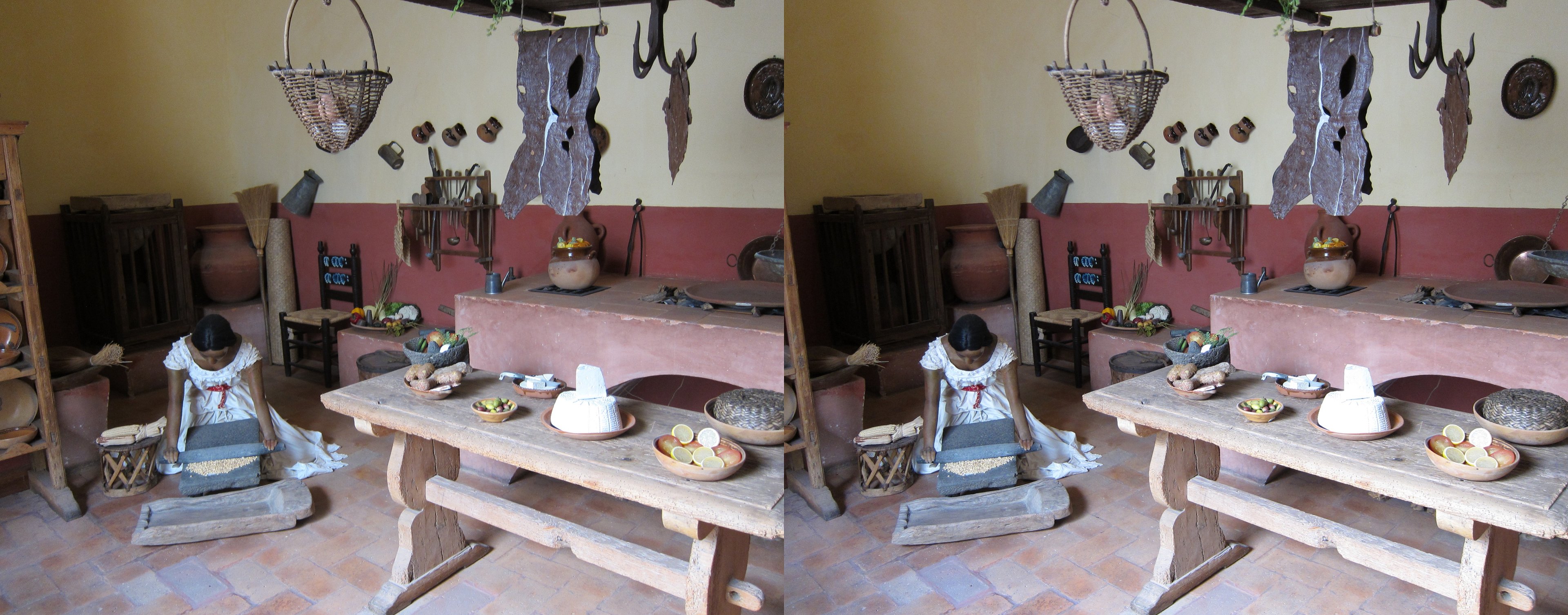 Muséee Casa de Allende, femme broyant du maïs sur un metate