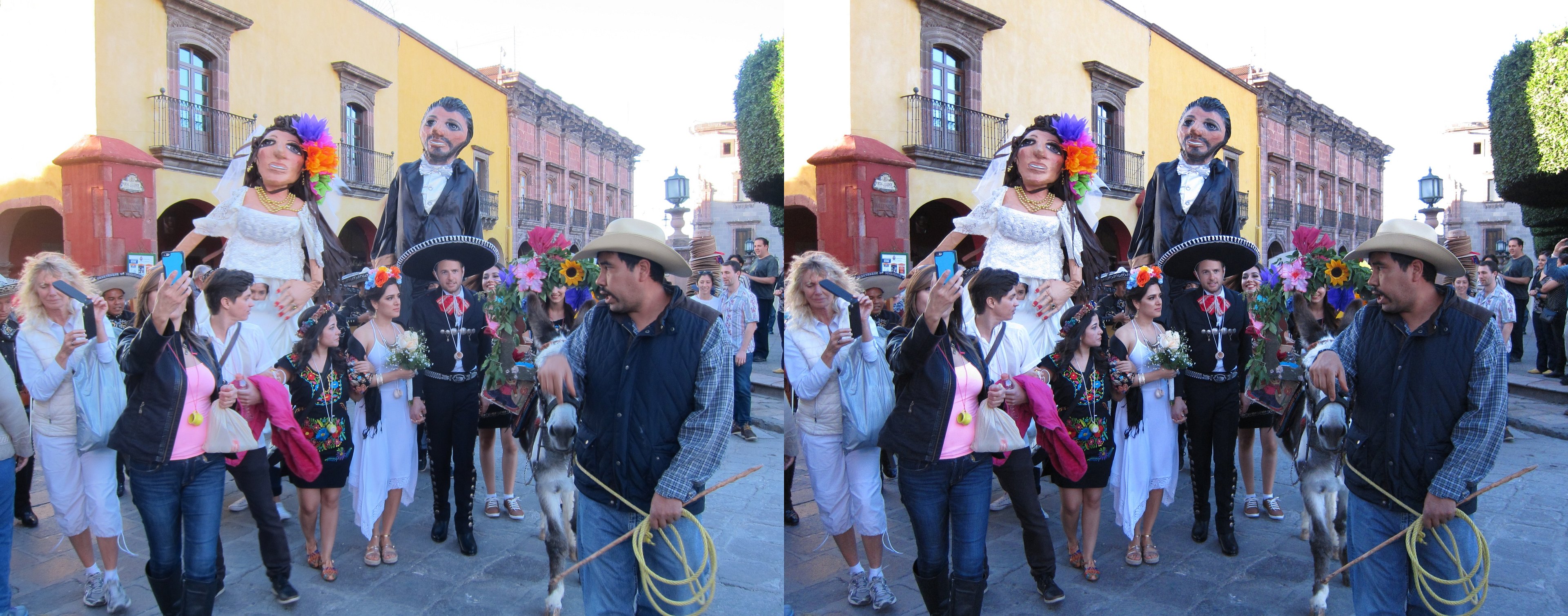 Défilé de mariage avec deux grands manequins à l'image des mariés