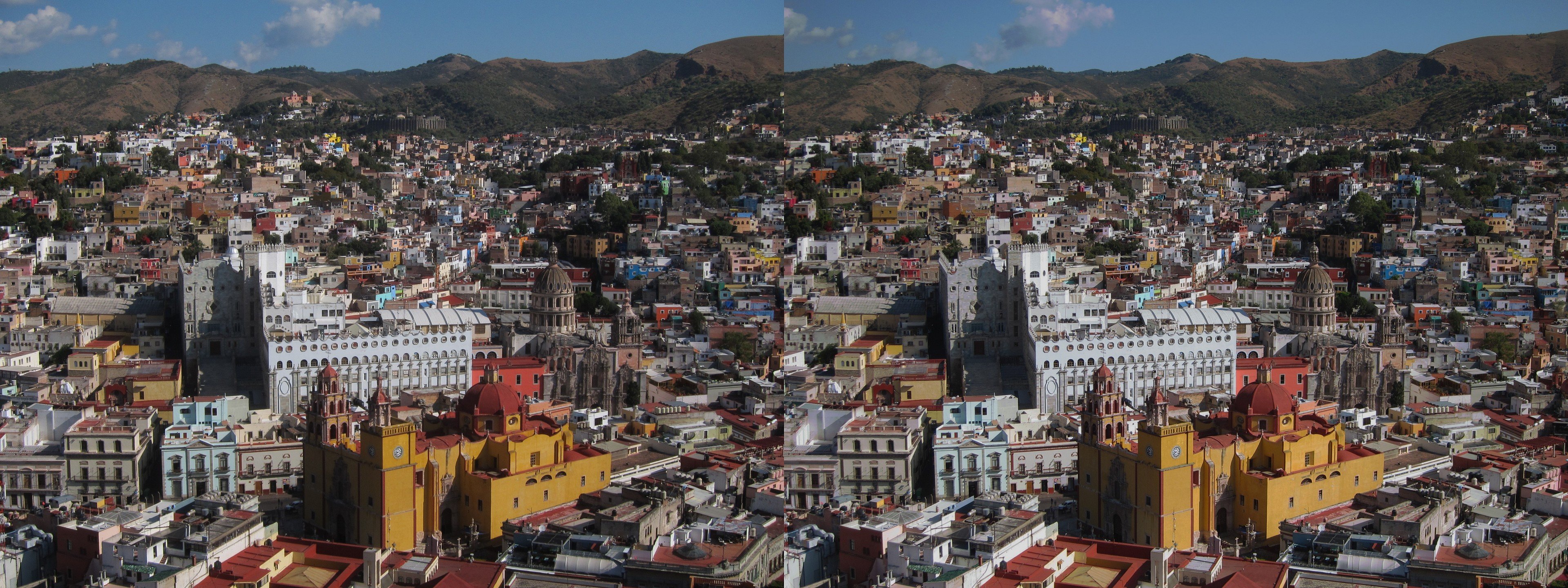 Vue sur la ville depuis le mirador de Pipila, la basilique Nuestra Señora de Guanajuato et l'université