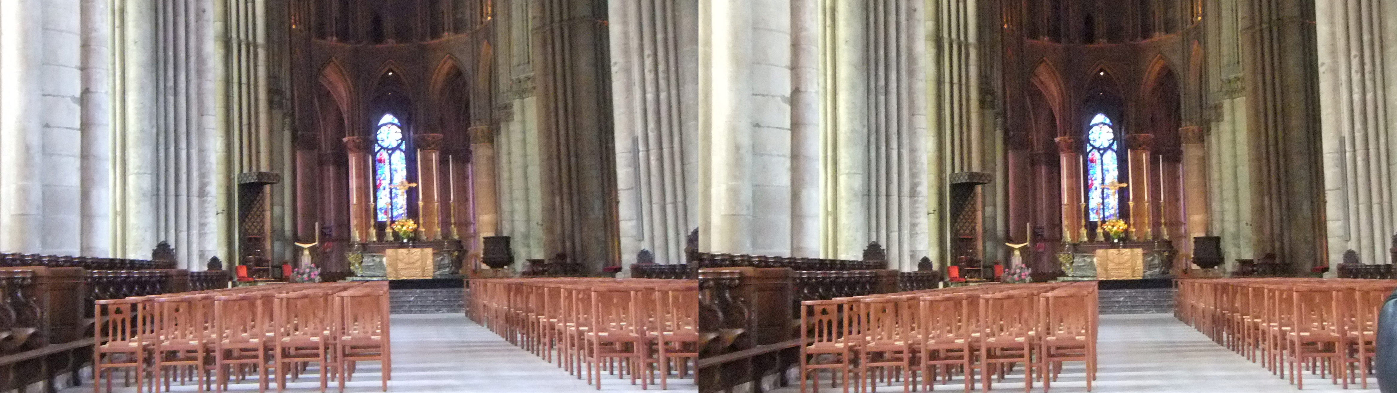 Cathedrale ND, vue sur l'autel et le vitail de Chagal