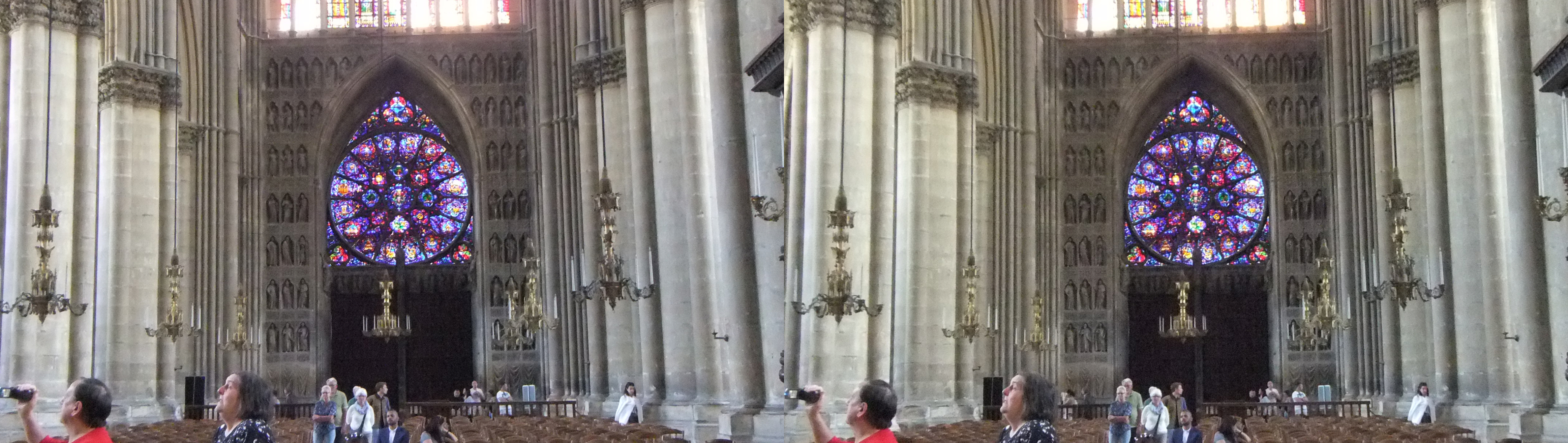 la petite rosace au-dessus du portail principal avec ses sculptures