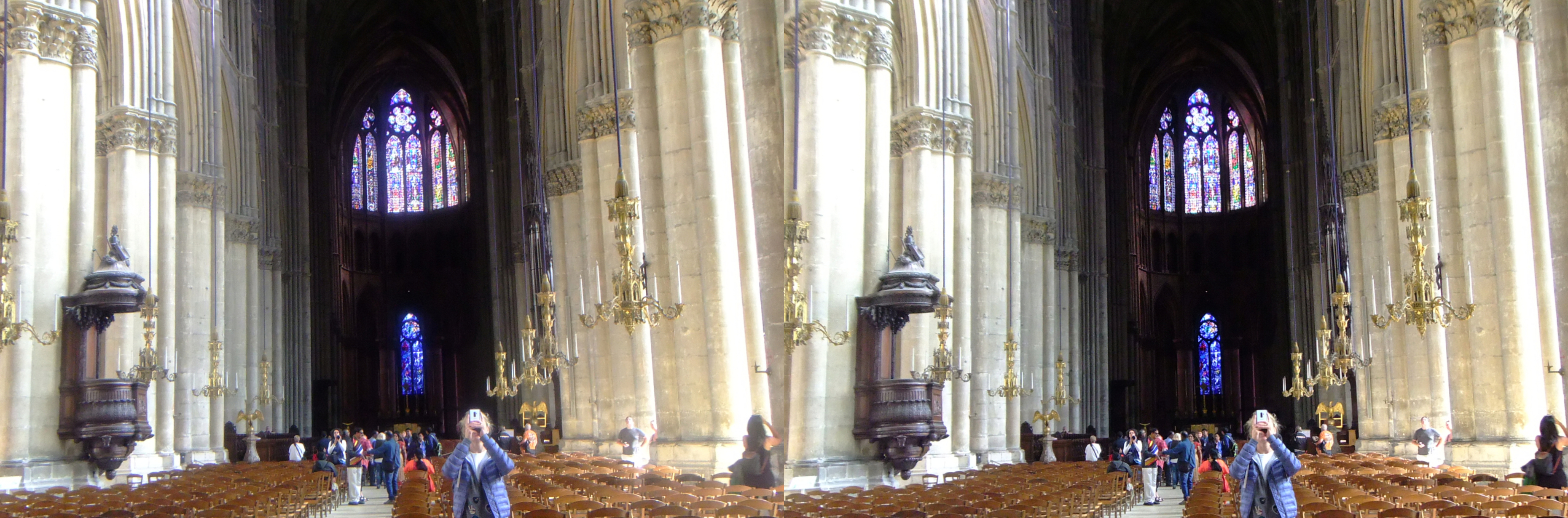 Cathédrale N-D, vue sur la chapelle axiale avec ses deux vitraux