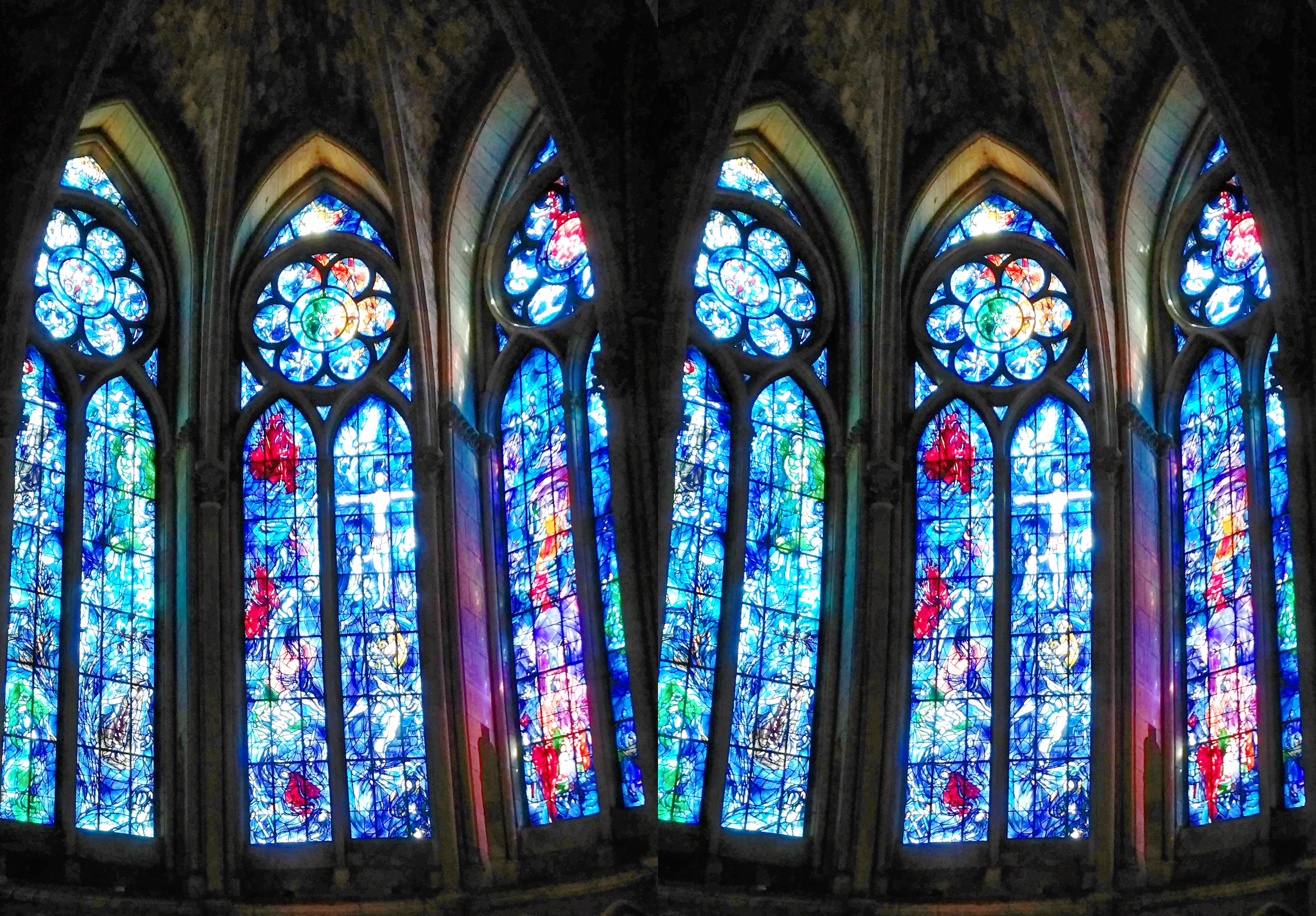 Vitraux de la chapelle axiale conçus par M. Chagall