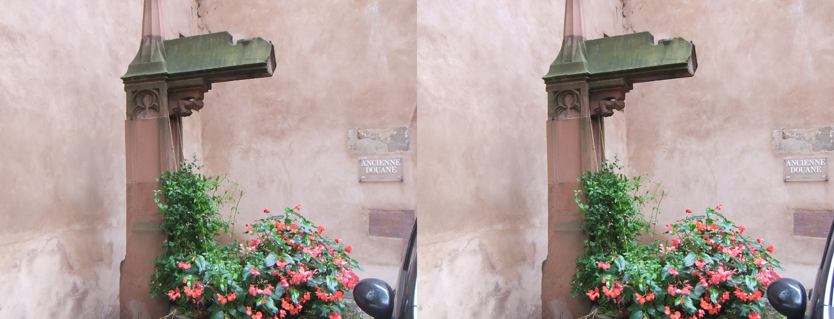 le puits devant l'ancienne Chancellerie, plus loin l'ancienne Douane