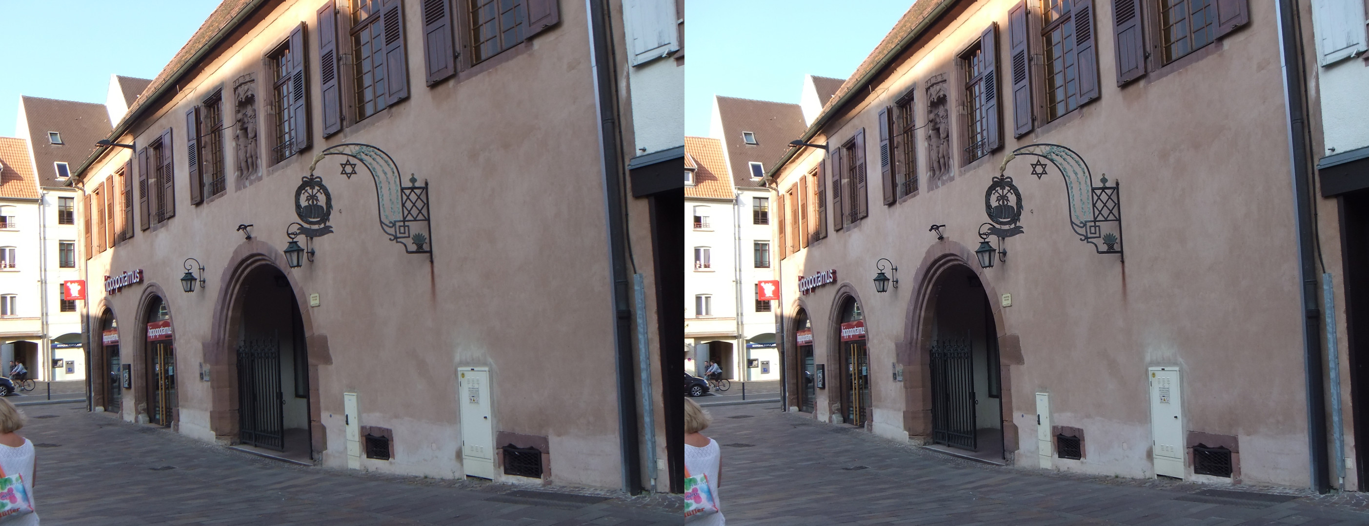 L'entrée dans l'ancienne Douane dans la rue parallèle
