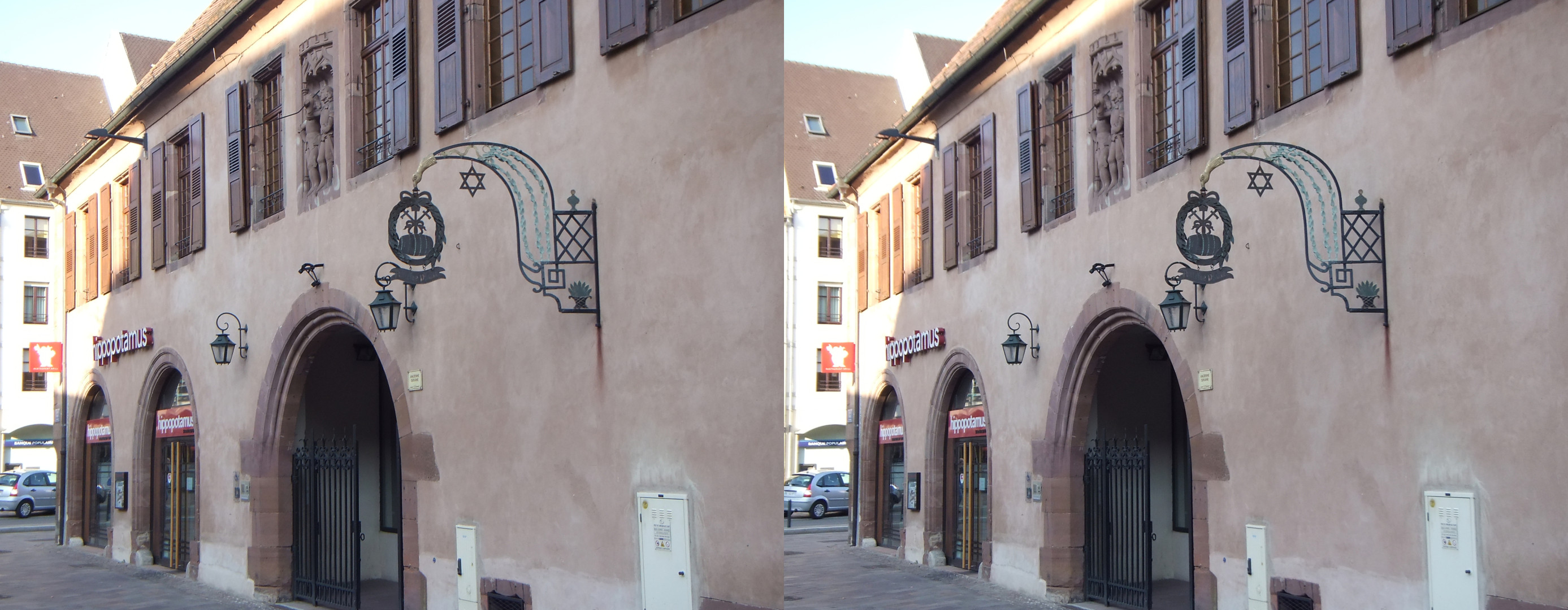L'entrée dans l'ancienne Douane dans la rue parallèle