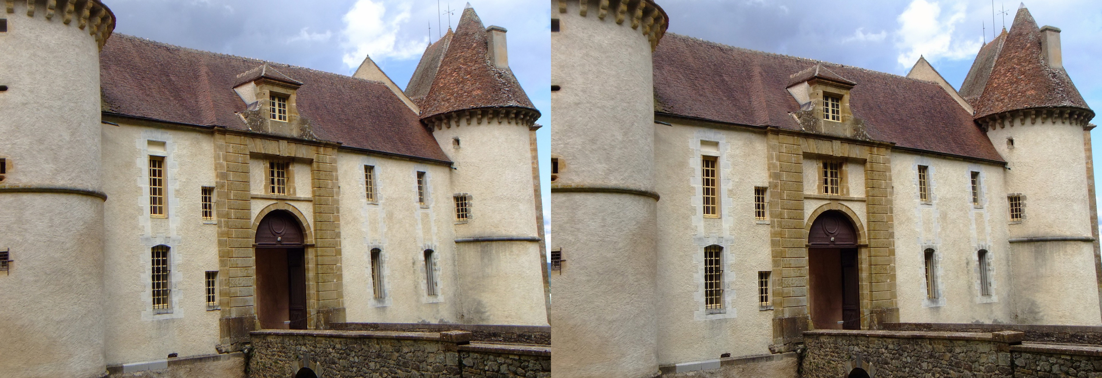 L'ancien pont levis et la porte laterale
