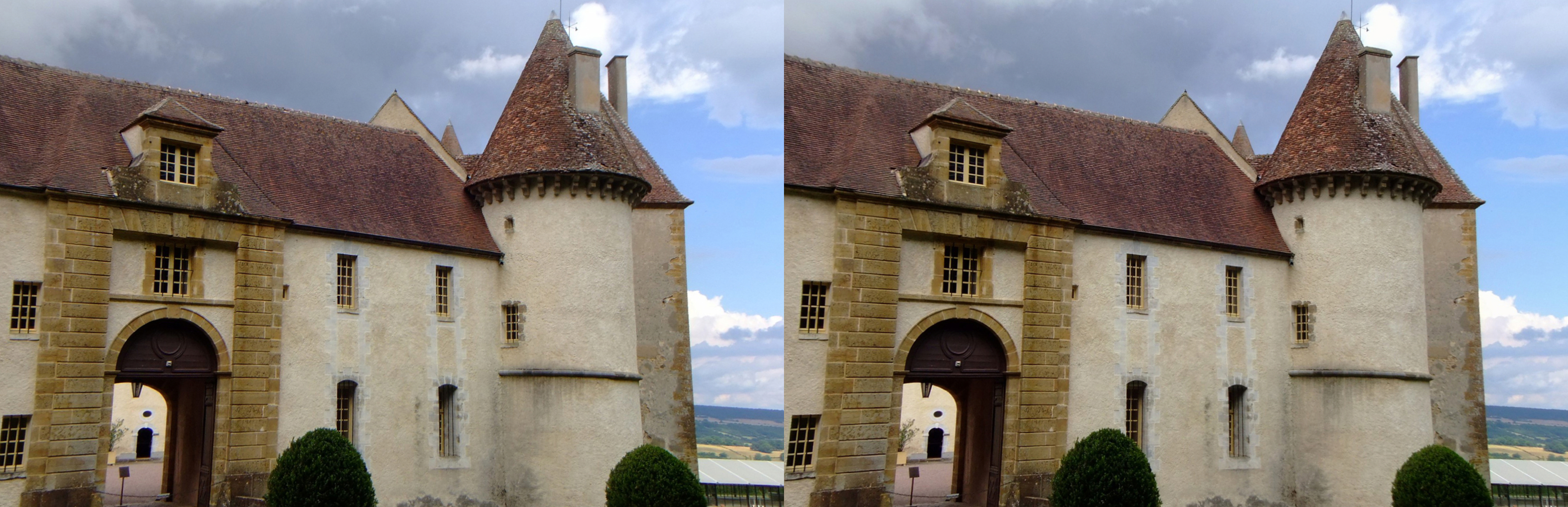 La porte laterale et la 2° tour d'angle